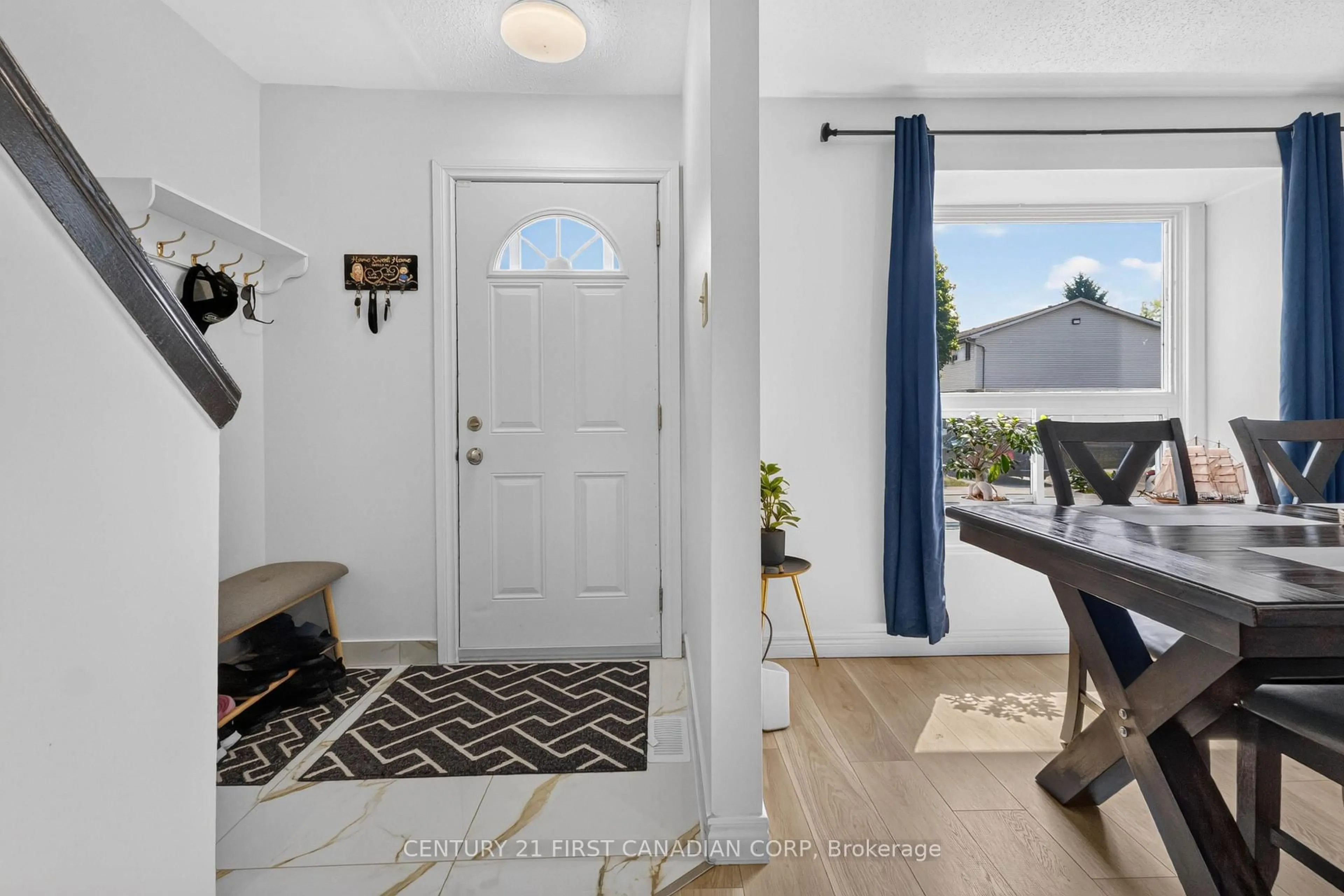 Indoor entryway for 1430 Jalna Blvd, London South Ontario N6E 3C1