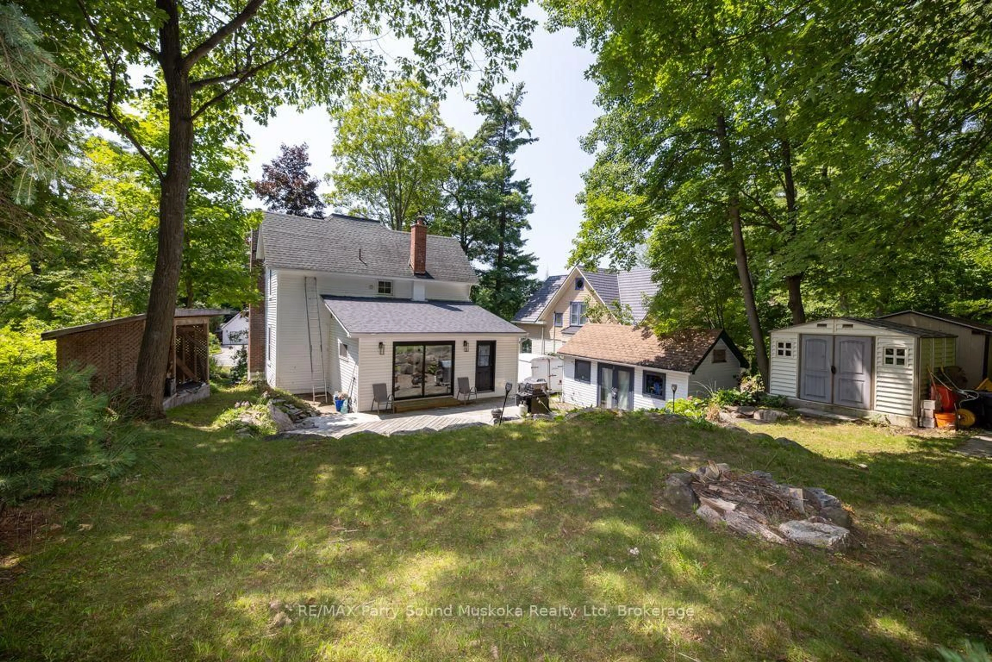 A pic from outside/outdoor area/front of a property/back of a property/a pic from drone, street for 29 Waubeek St, Parry Sound Ontario P2A 1C1