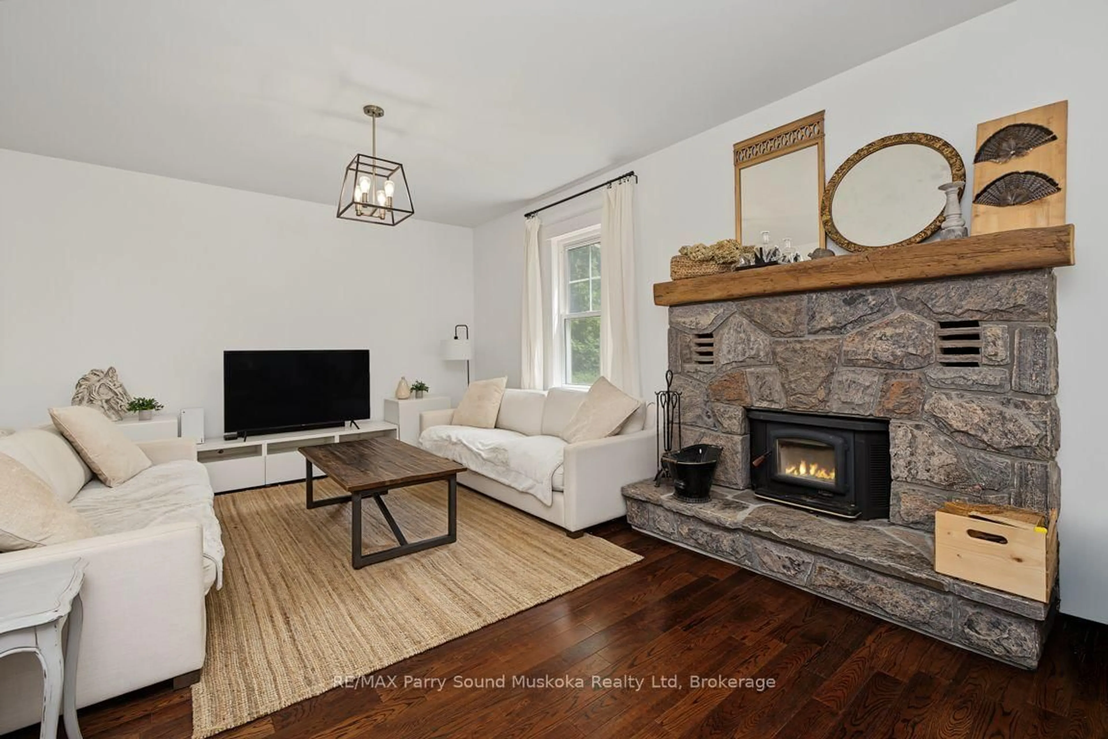 Living room with furniture, wood/laminate floor for 29 Waubeek St, Parry Sound Ontario P2A 1C1