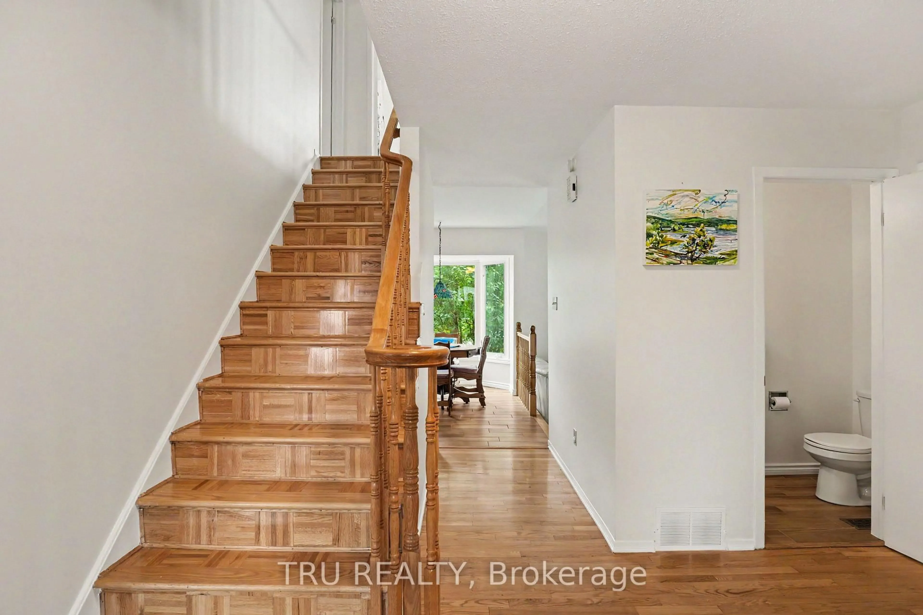 Indoor entryway for 606 Chenier Way, Ottawa Ontario K4A 1R1