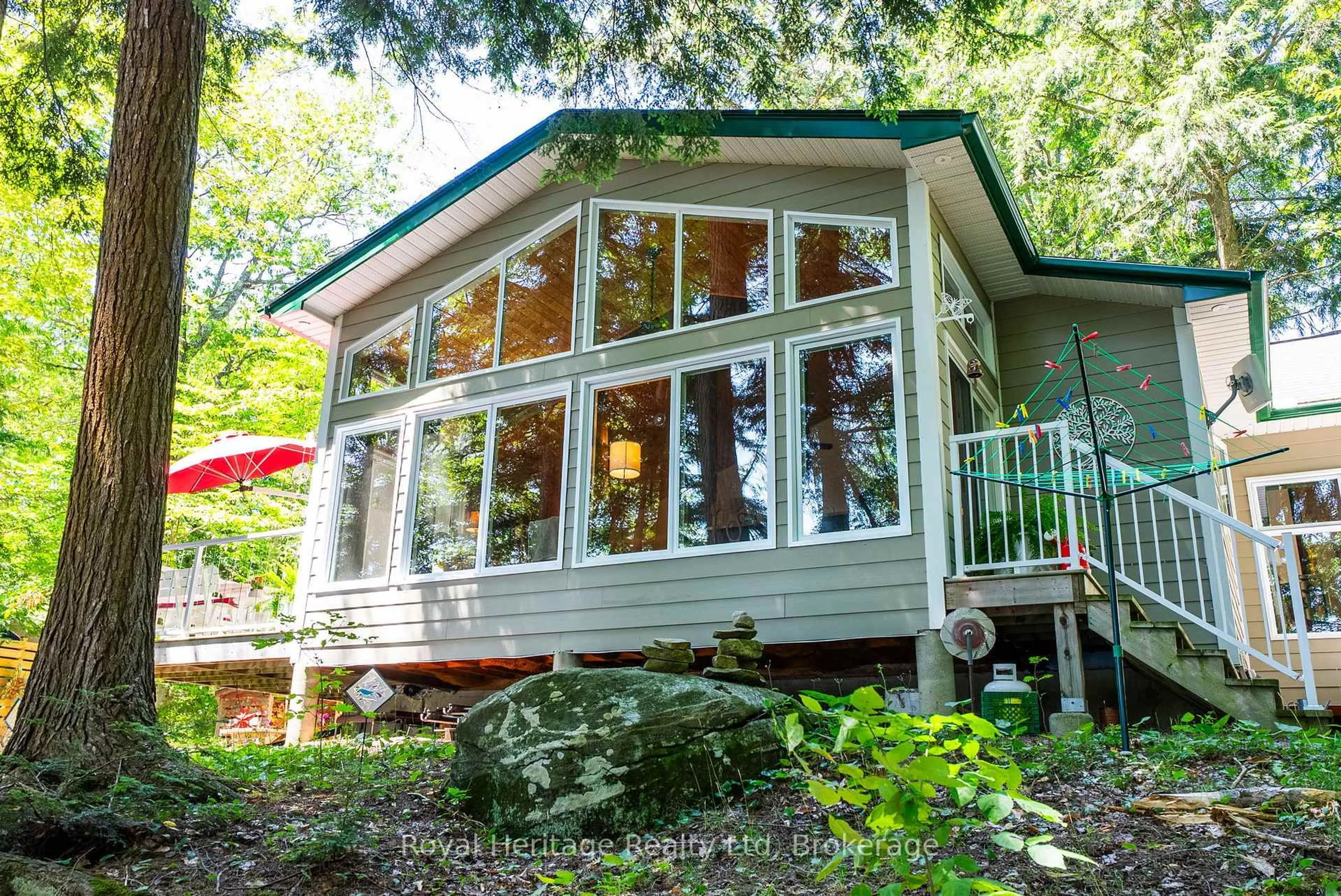 Home with vinyl exterior material, water/lake/river/ocean view for 1114 Bruce Lake Dr, Muskoka Lakes Ontario P0B 1G0