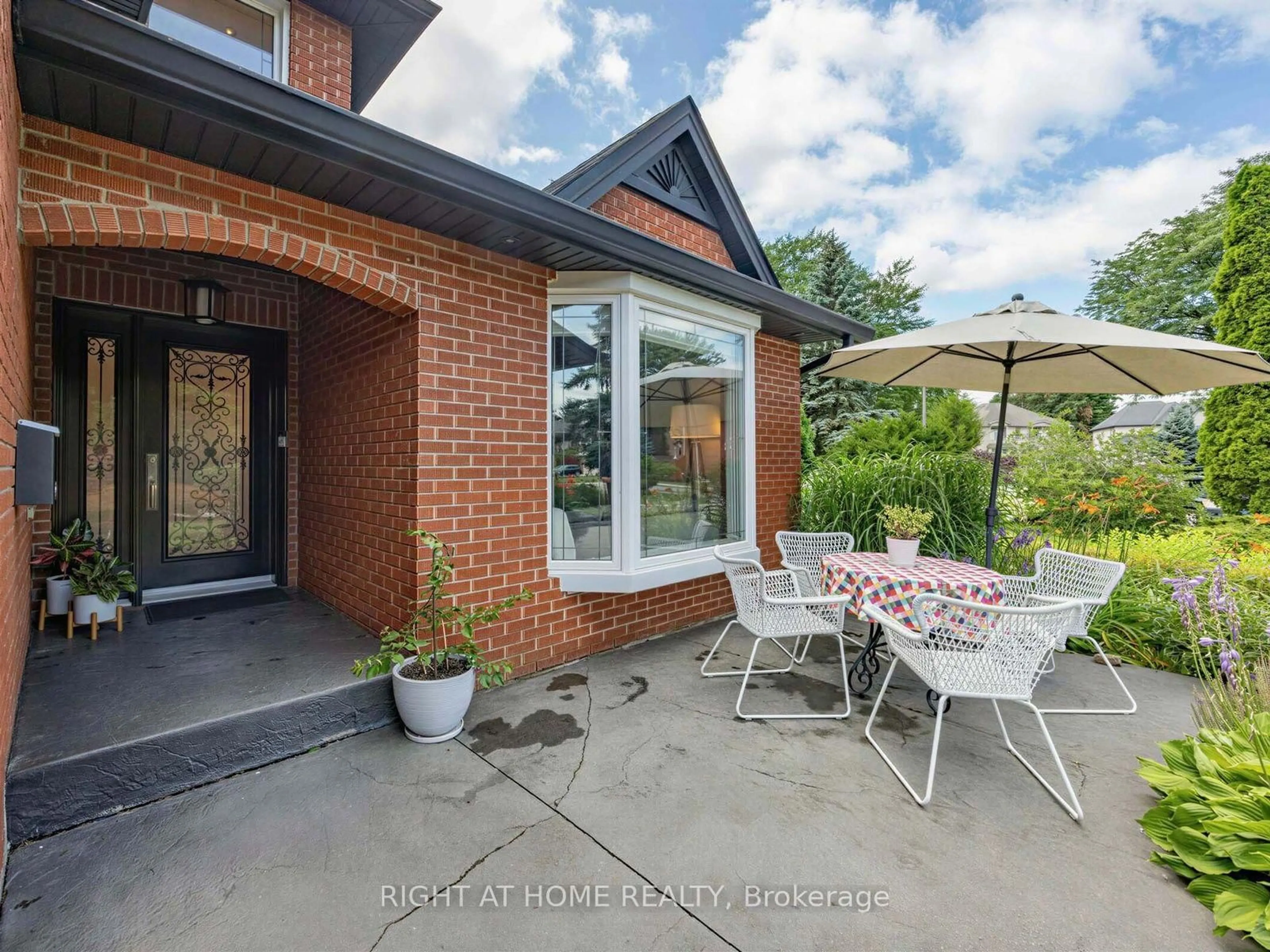Patio, unknown for 608 Highvalley Rd, Hamilton Ontario L9G 3X3
