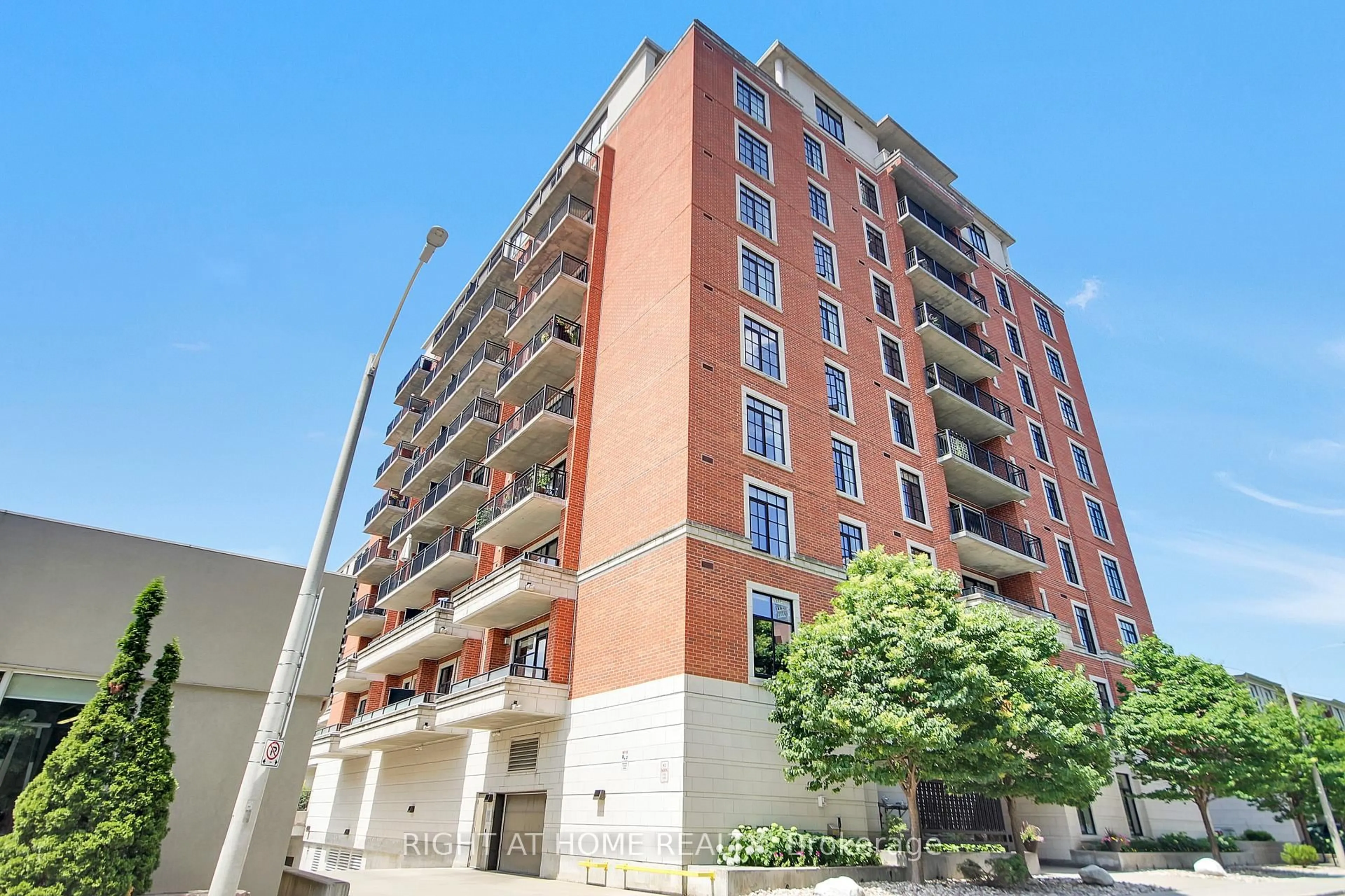 Patio, building for 330 Loretta Ave #810, Ottawa Ontario K1S 4E8
