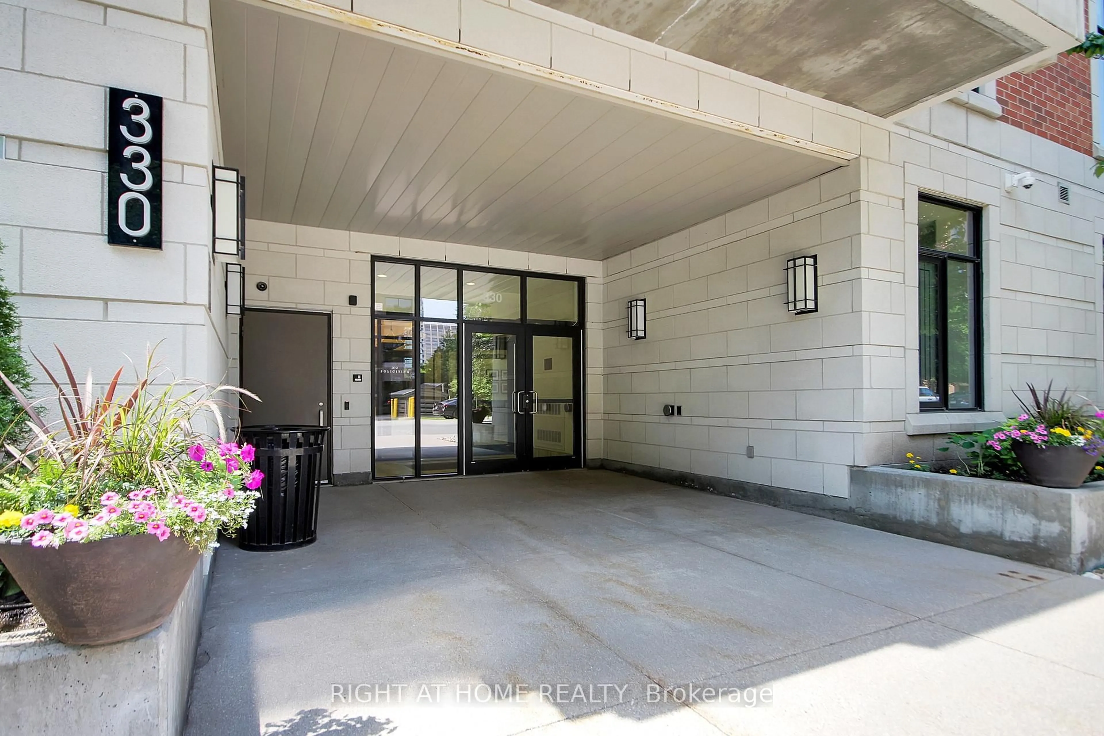 Indoor foyer for 330 Loretta Ave #810, Ottawa Ontario K1S 4E8