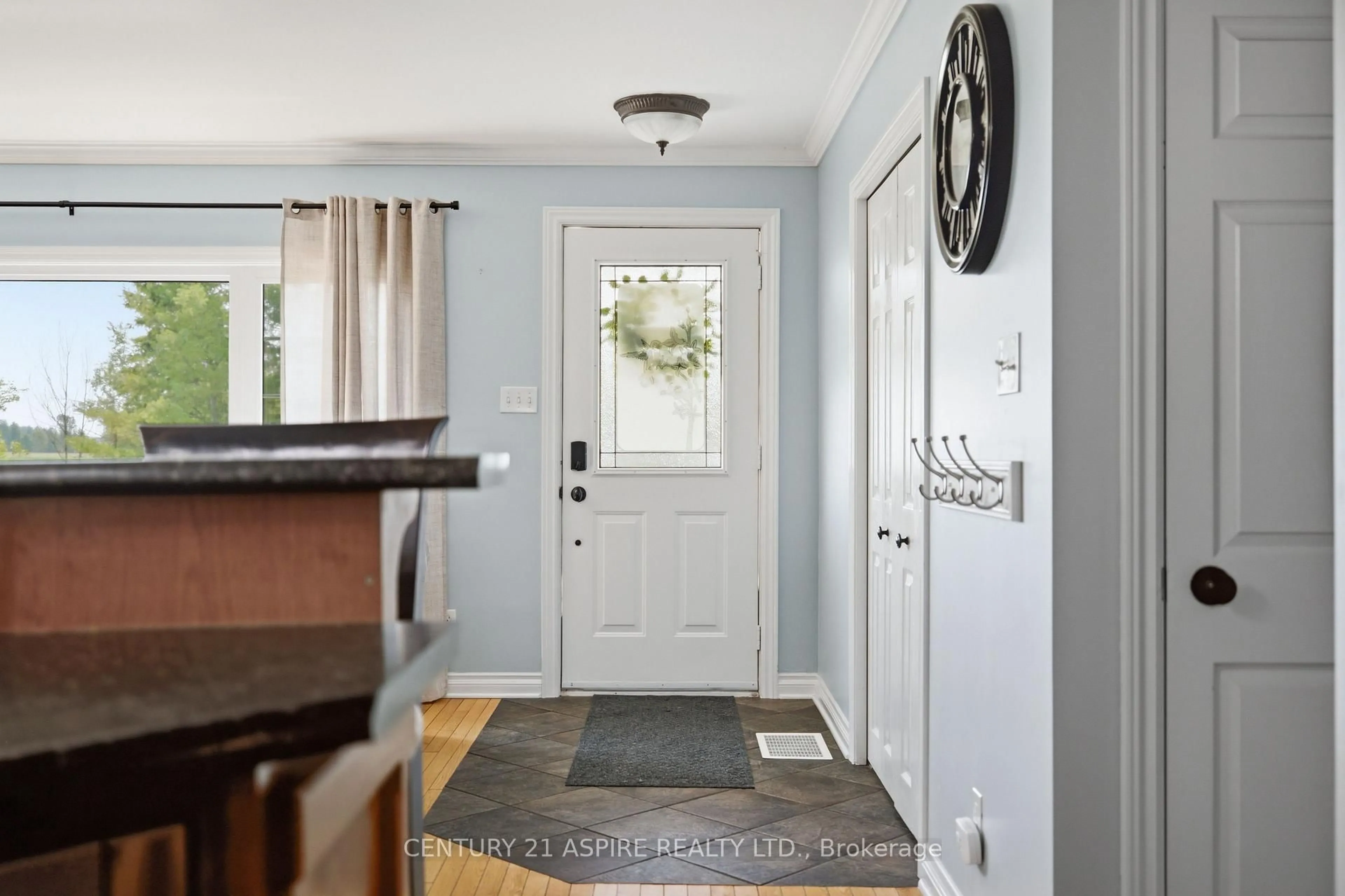Indoor entryway for 336 Witt Rd, Pembroke Ontario K8A 6W5