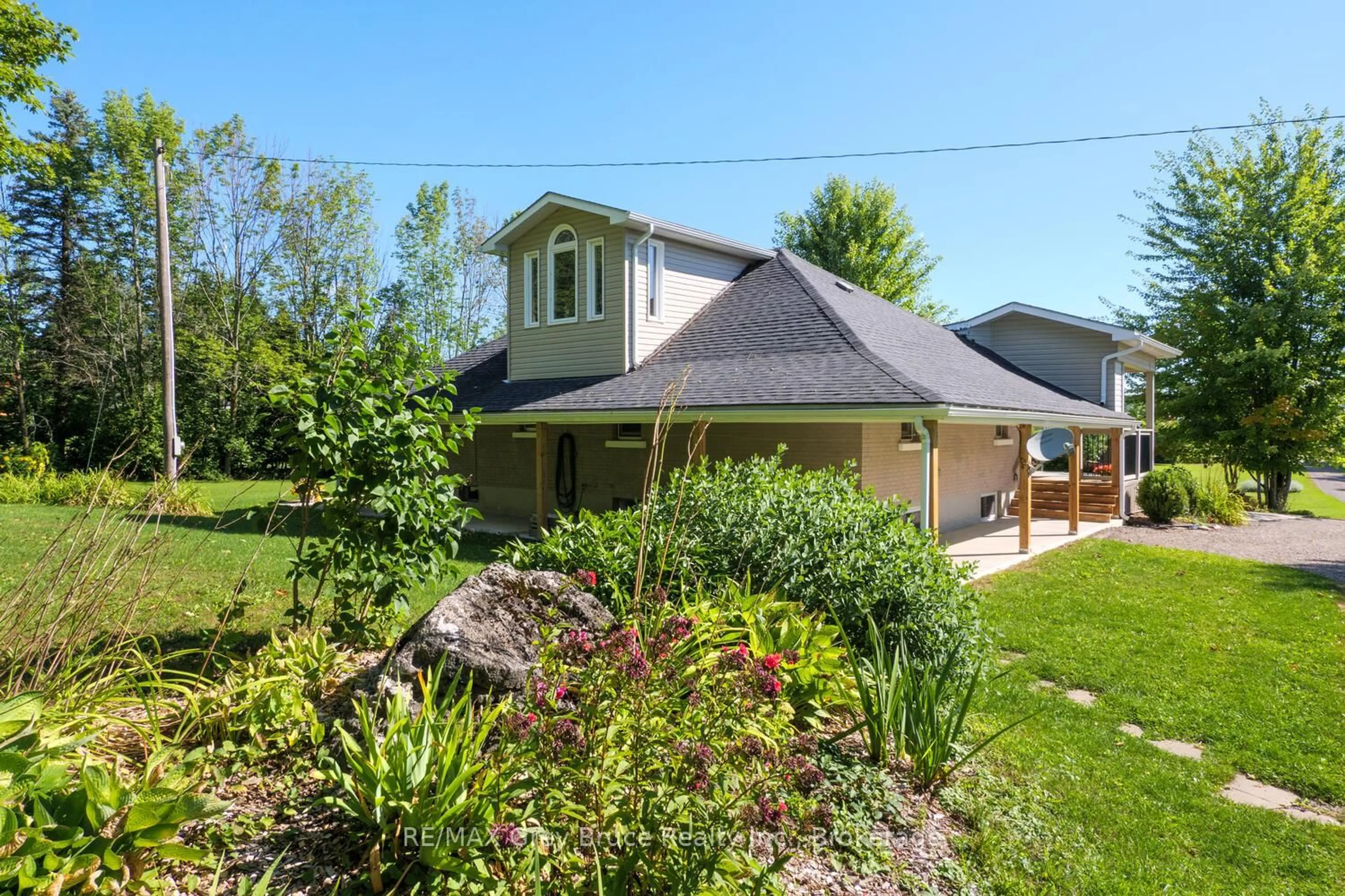 A pic from outside/outdoor area/front of a property/back of a property/a pic from drone, unknown for 106 Drive-In Cres, Georgian Bluffs Ontario N4K 5N7