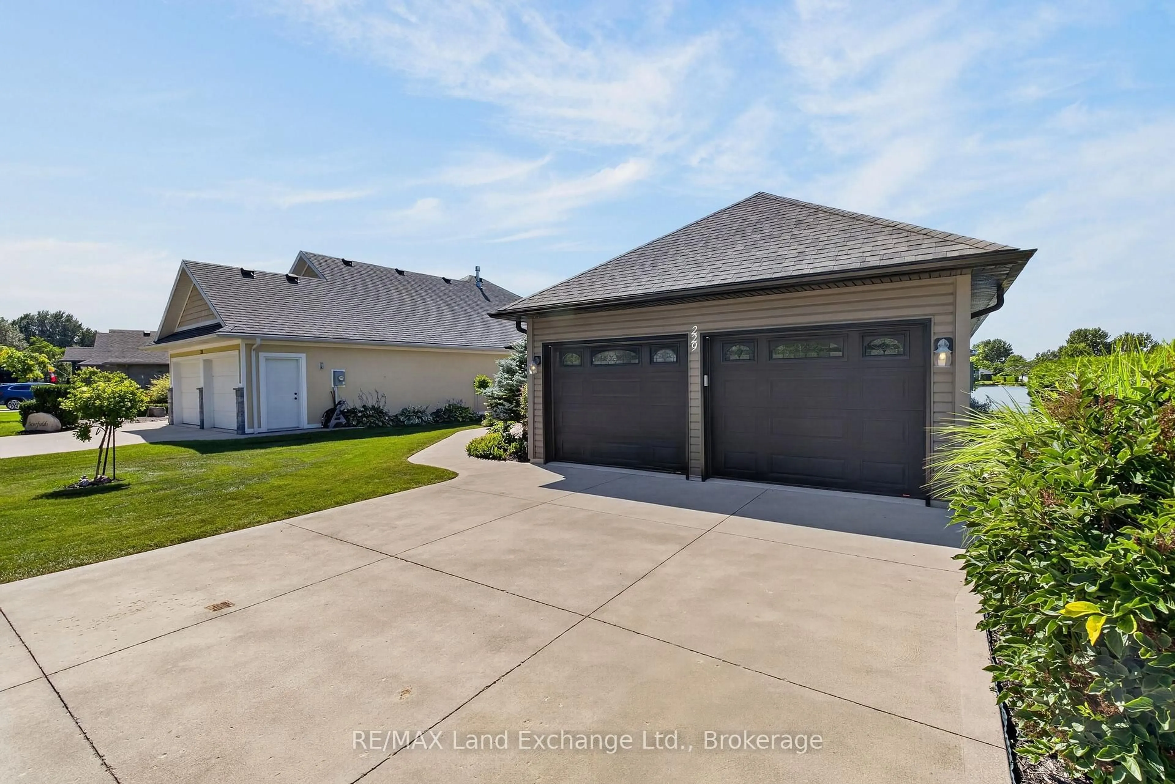 Indoor garage for 229 Carloway Tr, Huron-Kinloss Ontario N2Z 0A4