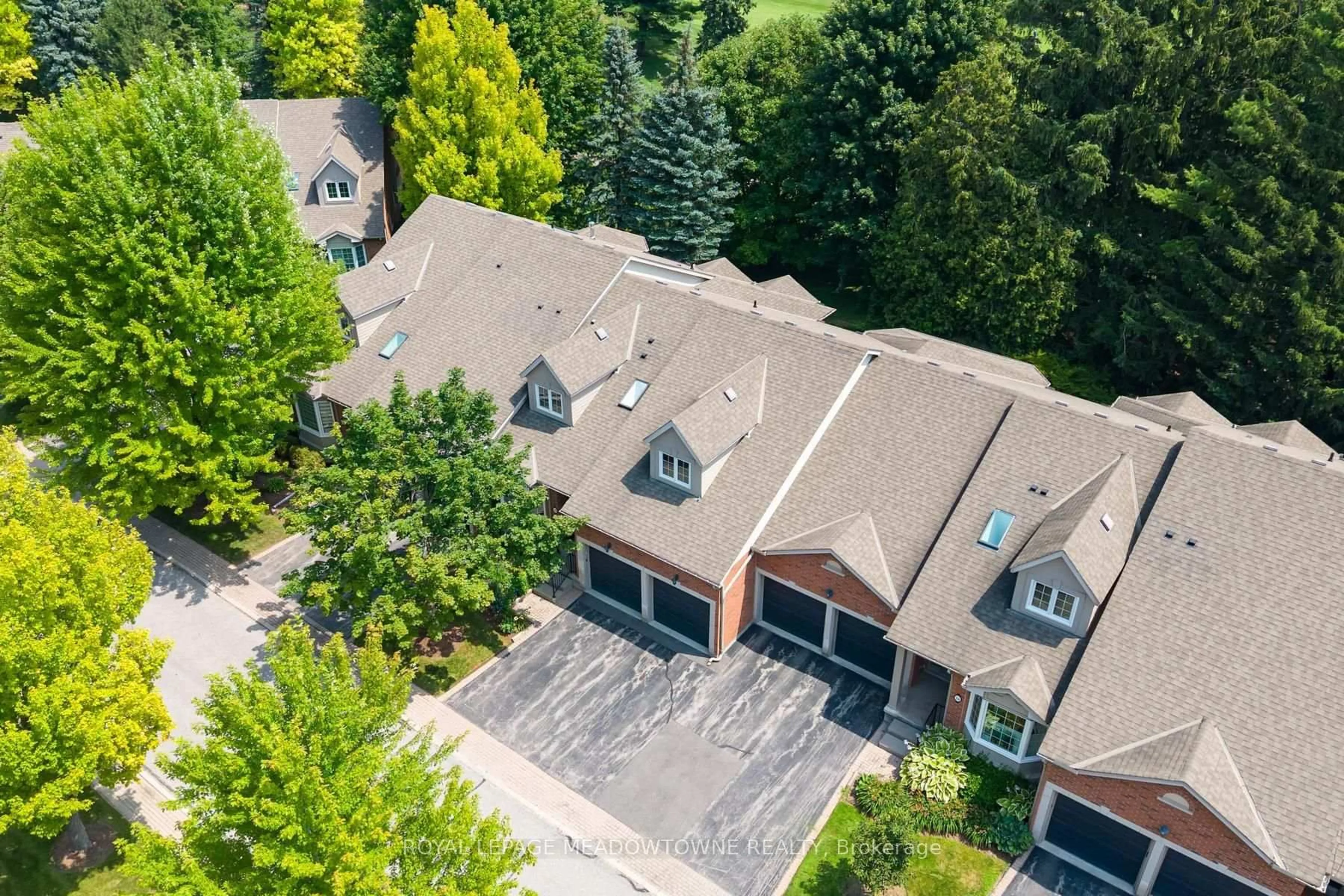 A pic from outside/outdoor area/front of a property/back of a property/a pic from drone, street for 12 Fairway Lane, Guelph Ontario N1E 7A9