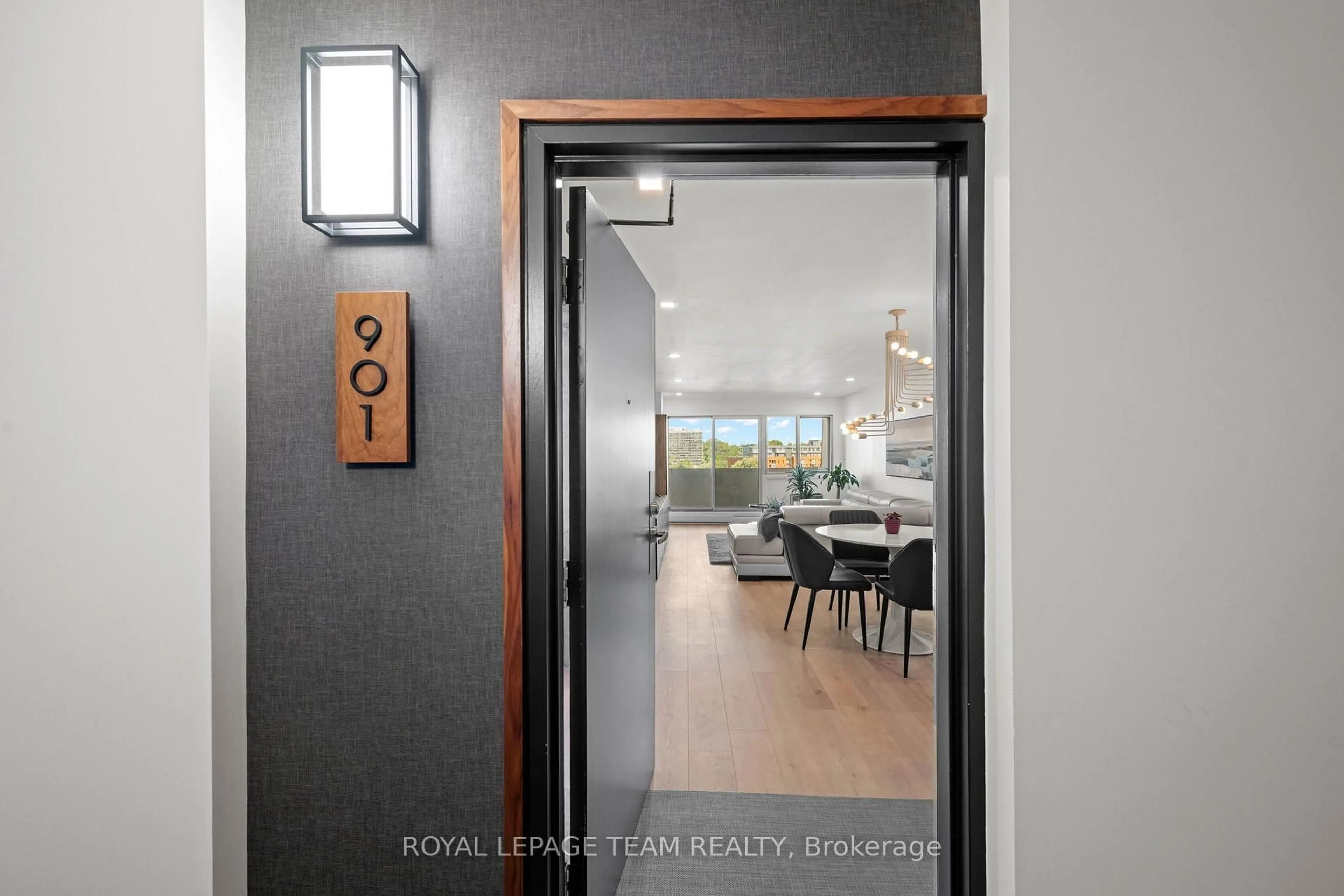 Indoor entryway for 40 Landry St #901, Ottawa Ontario K1L 8K4