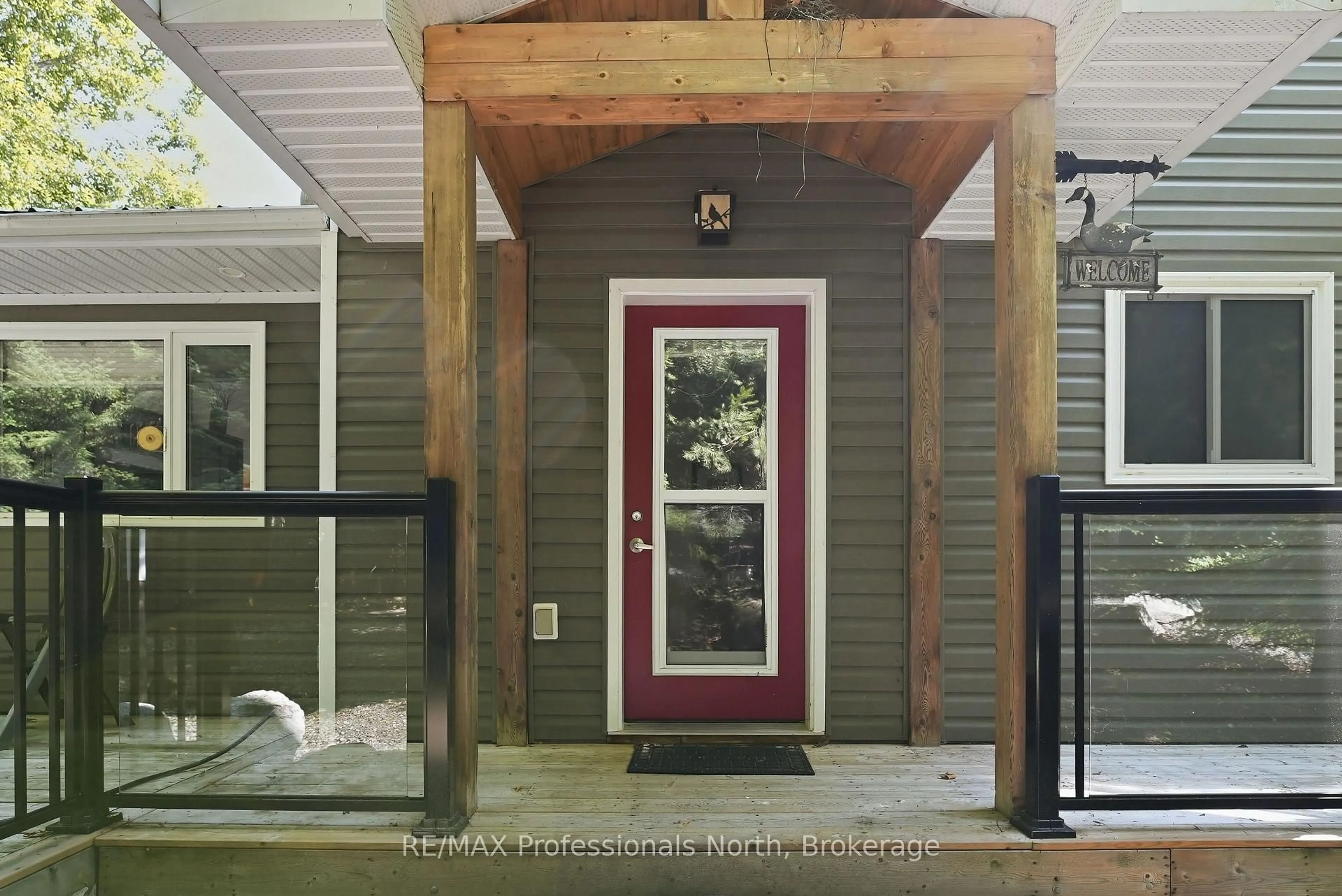 Indoor entryway for 1114 Miskwabi Lake Rd, Dysart et al Ontario K0M 1S0