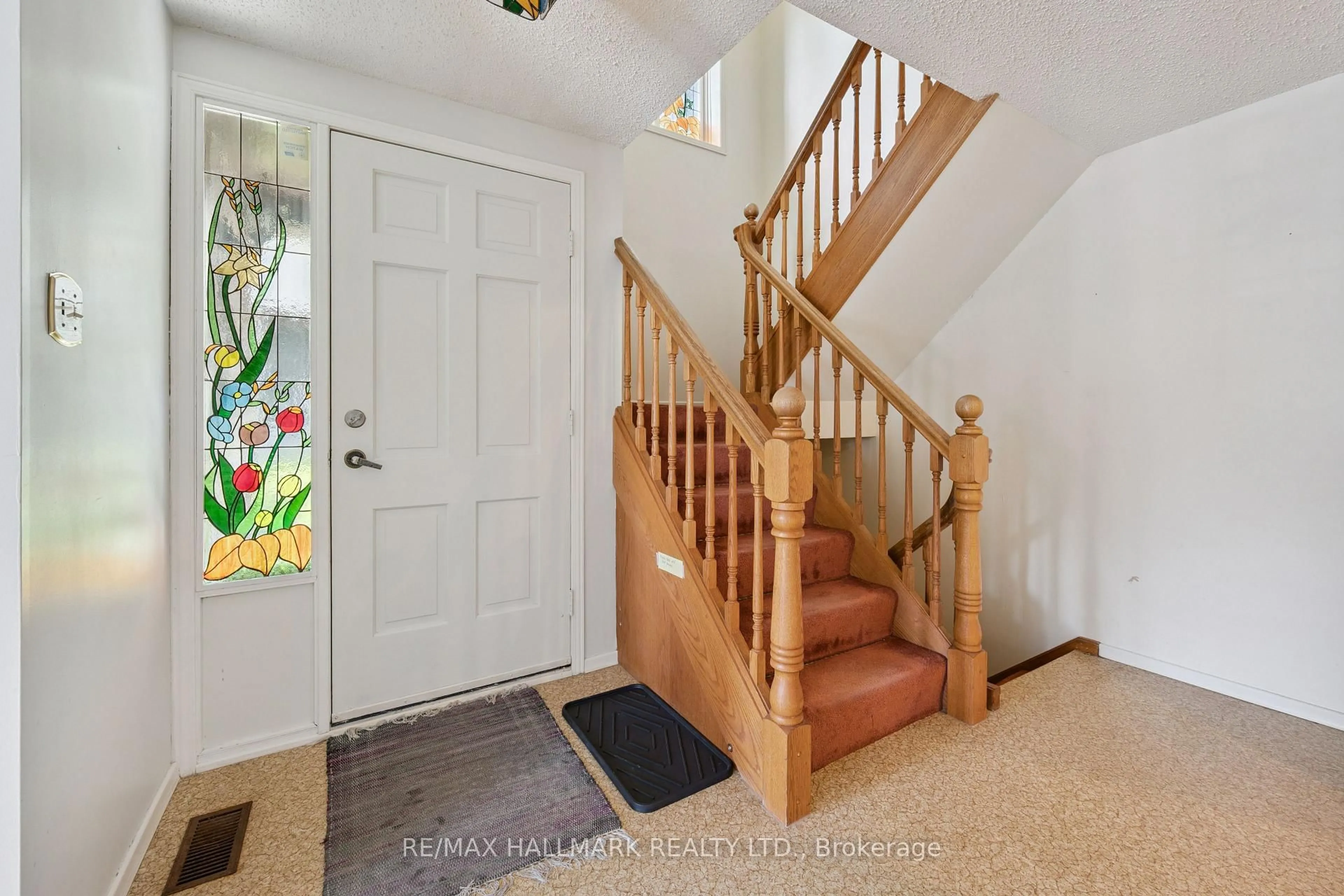 Indoor foyer for 489 Beechwood Dr #1, Waterloo Ontario N2T 1H8