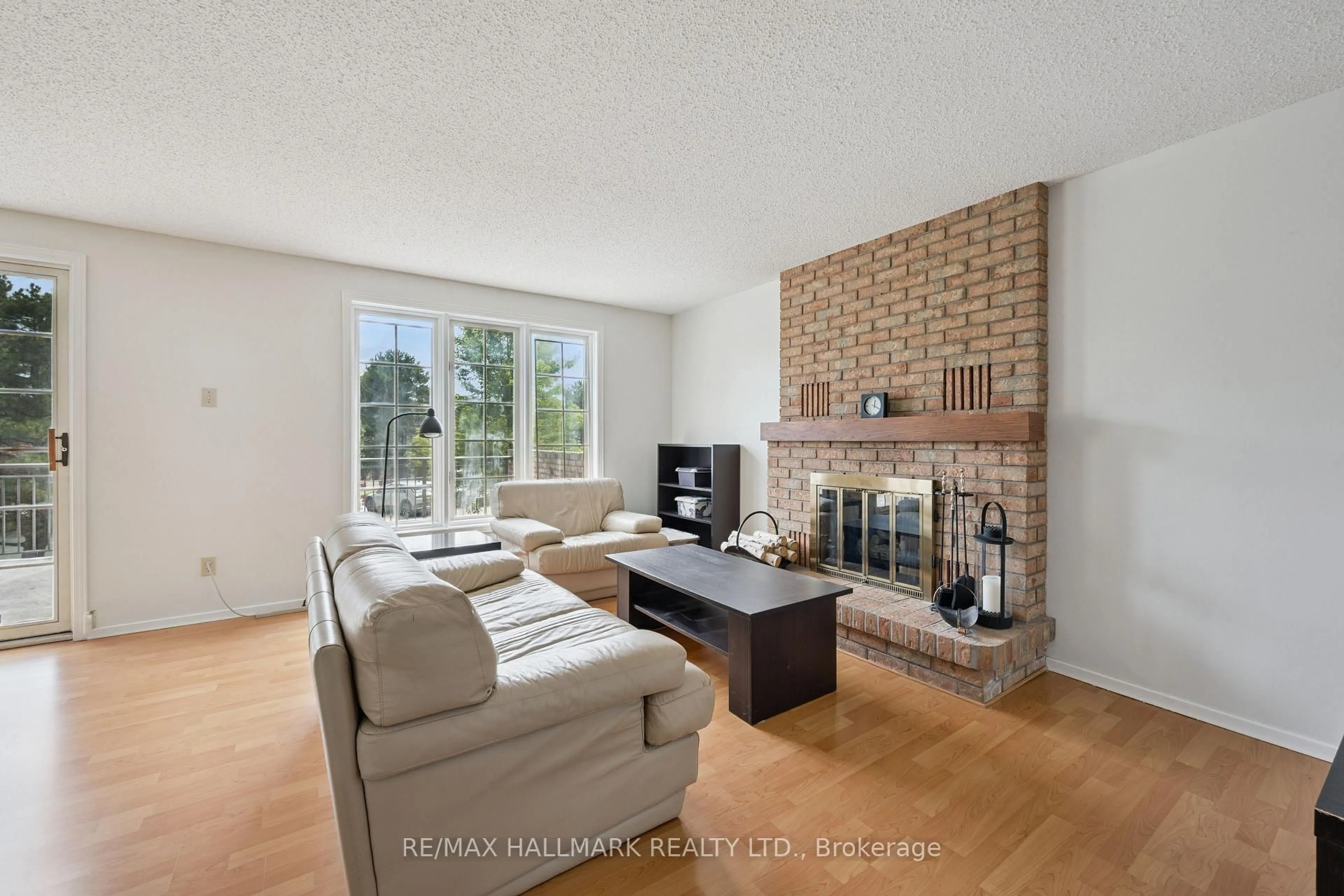 Living room with furniture, unknown for 489 Beechwood Dr #1, Waterloo Ontario N2T 1H8