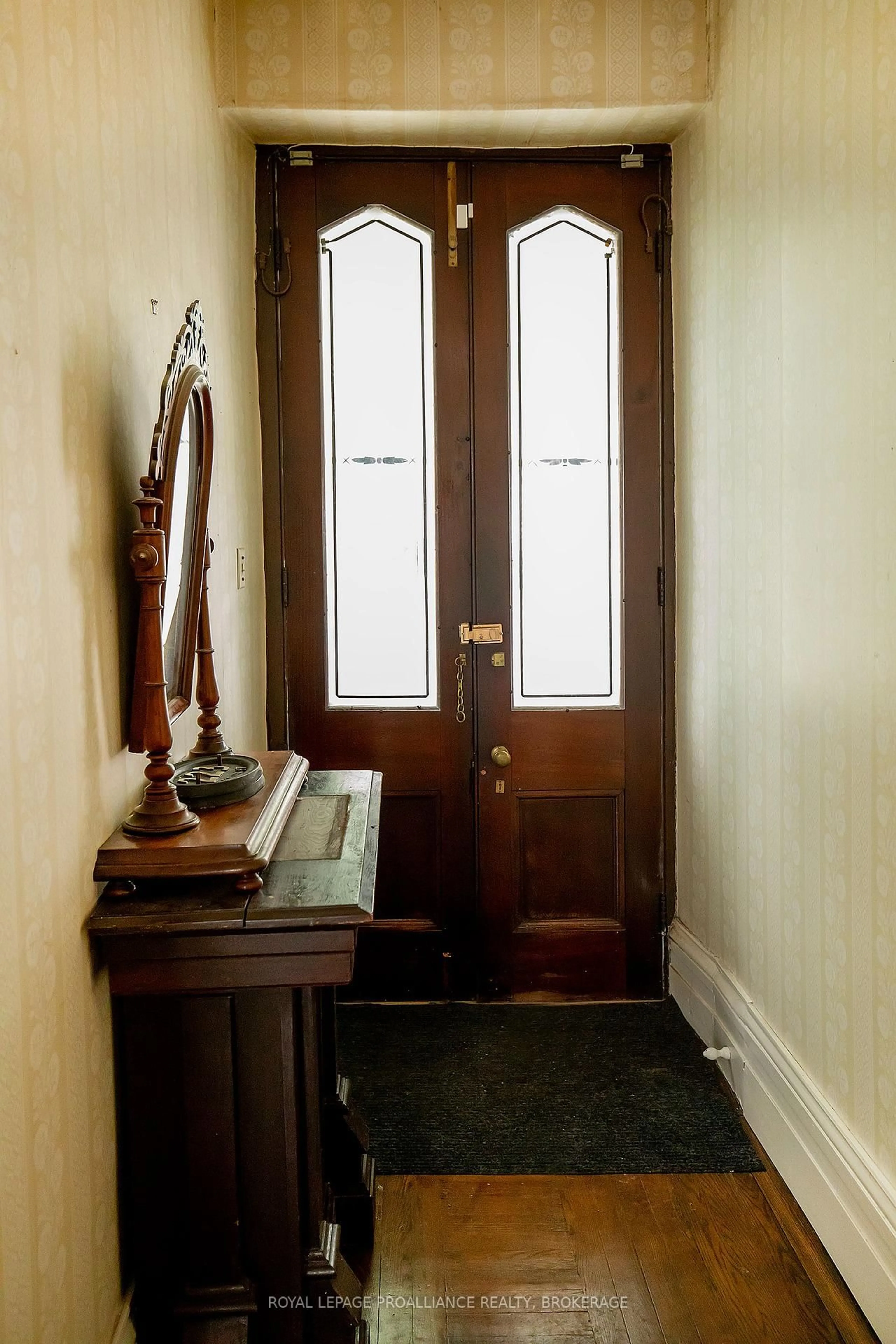 Indoor entryway for 223 King St, Kingston Ontario K7L 3A7