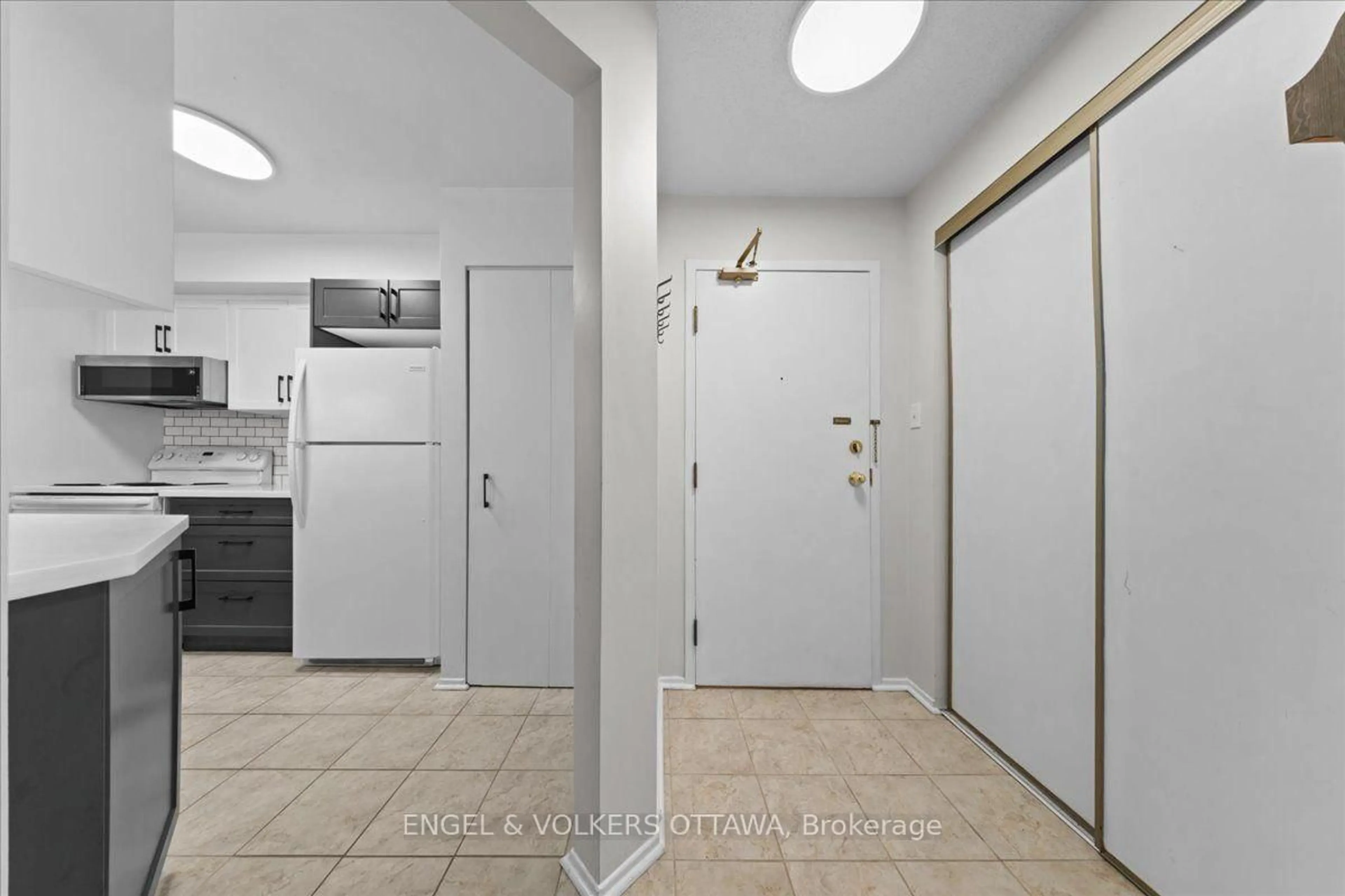 Indoor entryway for 268 Lorry Greenberg Dr #107, Ottawa Ontario K1T 3K1