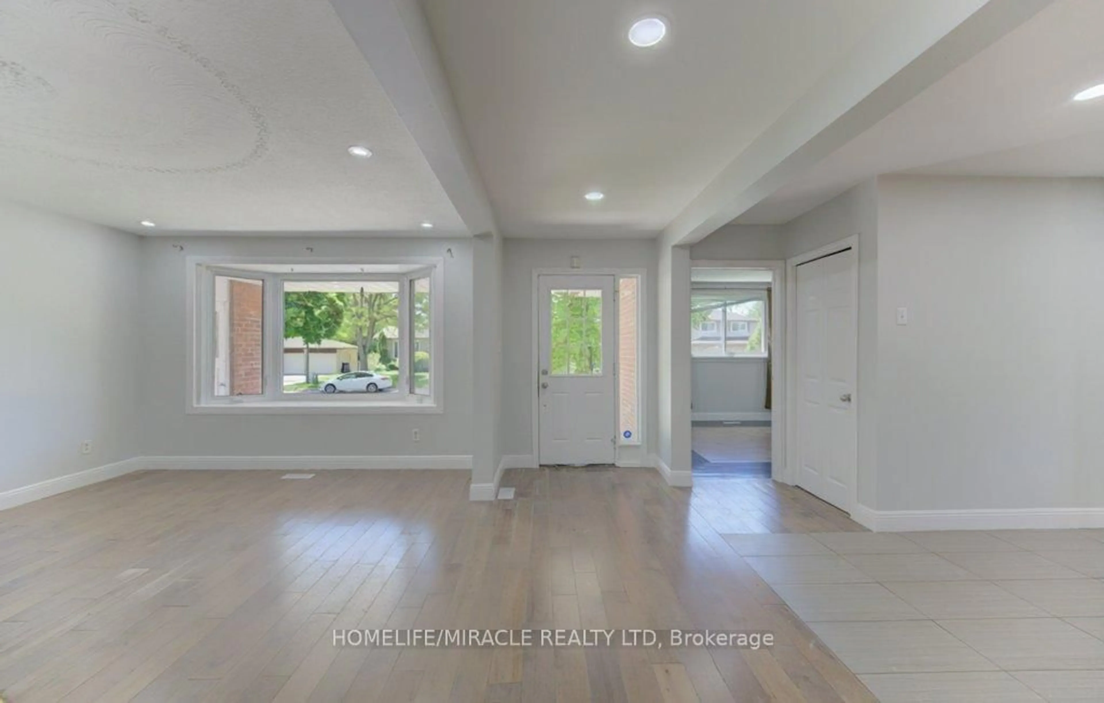 Indoor entryway for 80 Lower Canada Cres, Kitchener Ontario N2P 1E8