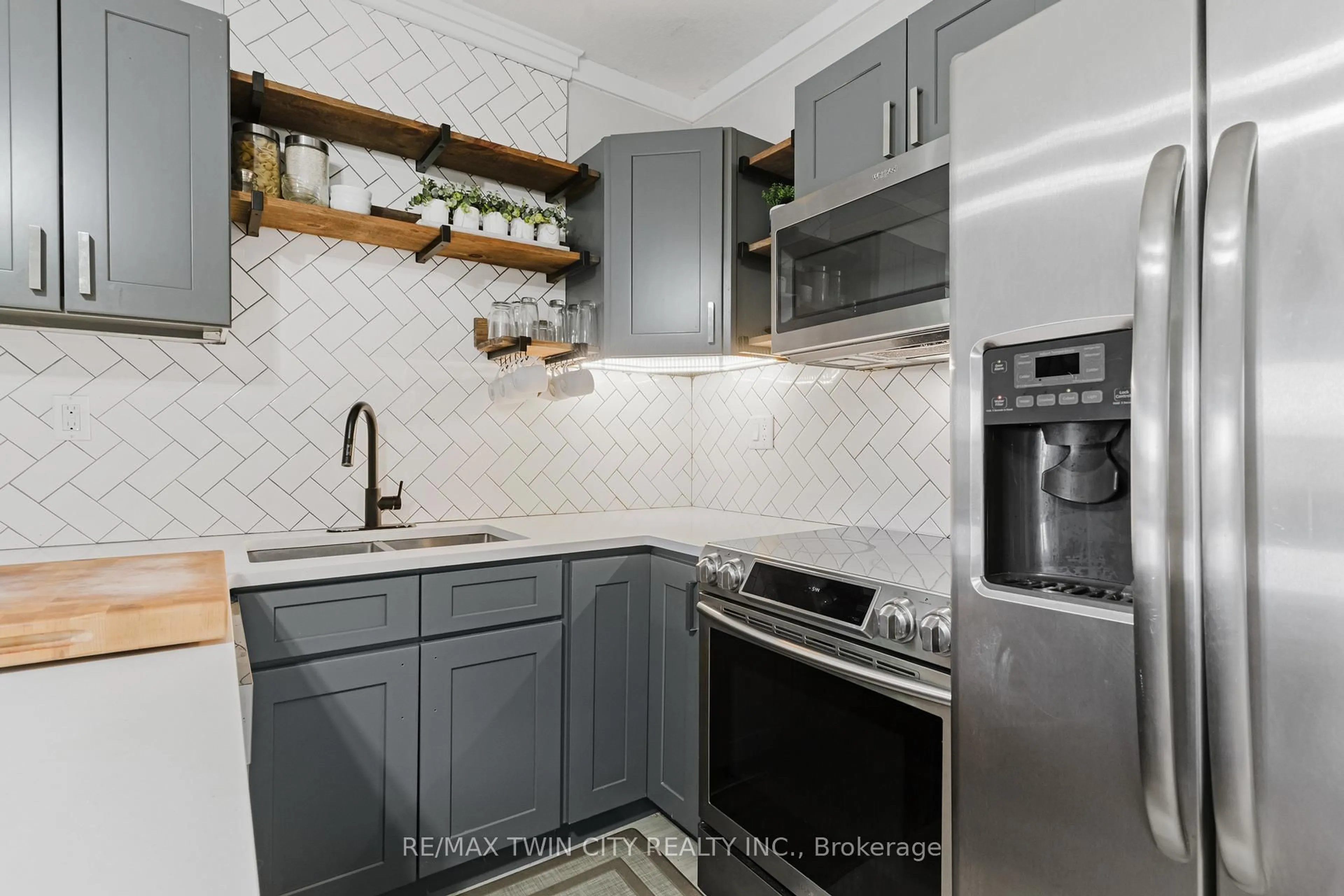 Unknown for 35 Shade St, Cambridge Ontario N1R 4J6