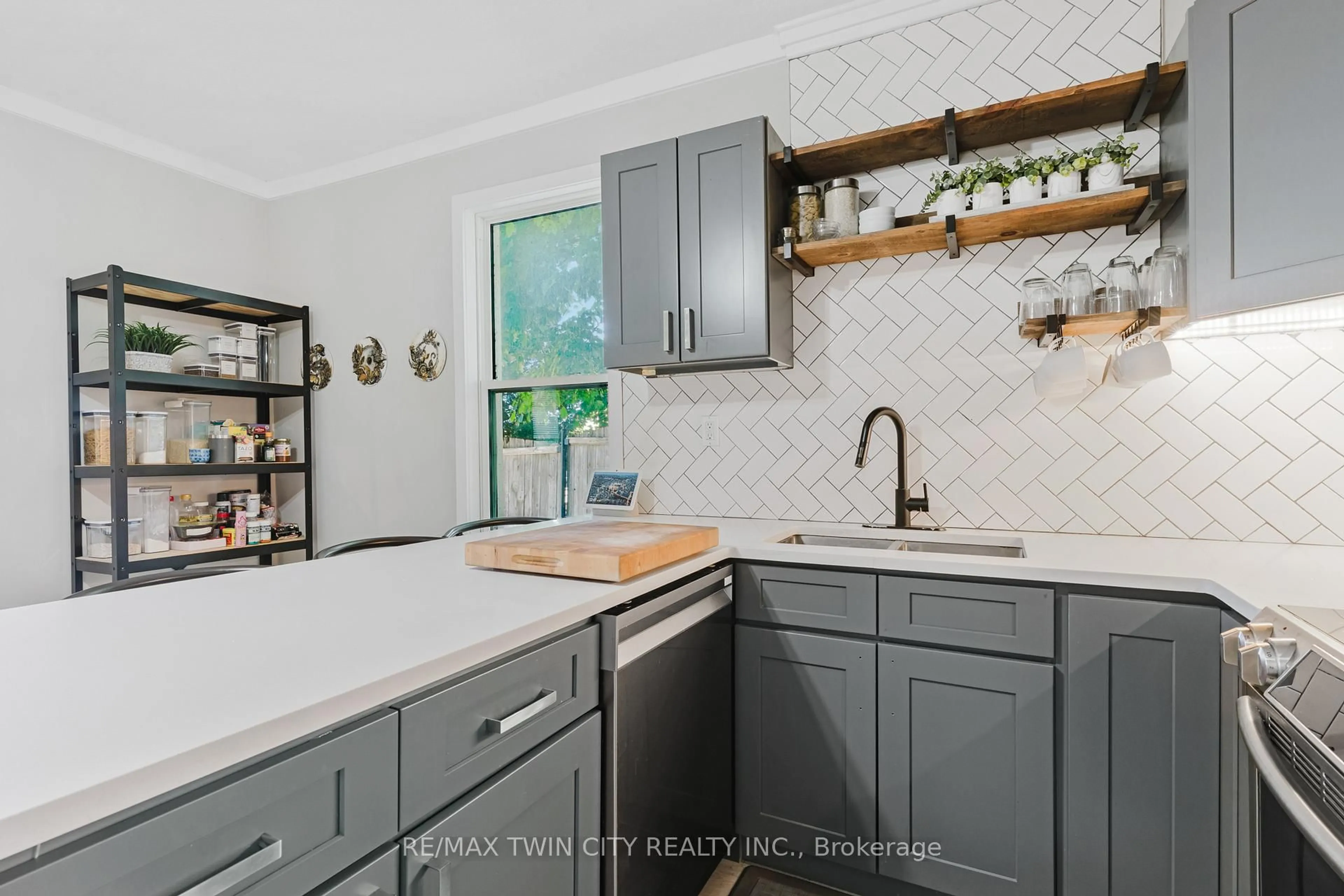 Open concept kitchen, ceramic/tile floor for 35 Shade St, Cambridge Ontario N1R 4J6