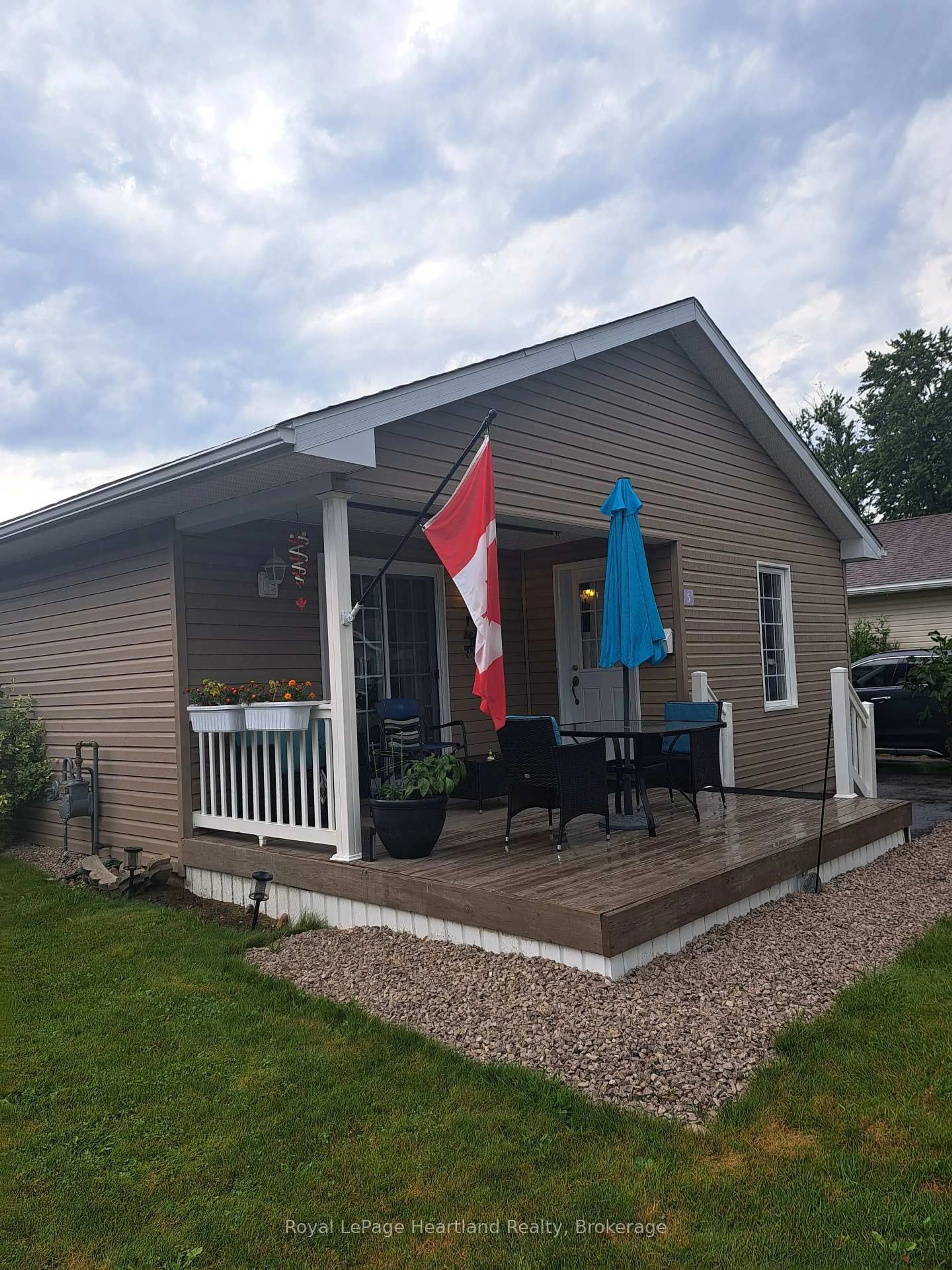 Home with vinyl exterior material, unknown for 5 Kellestine Dr, Strathroy-Caradoc Ontario N6G 0C5