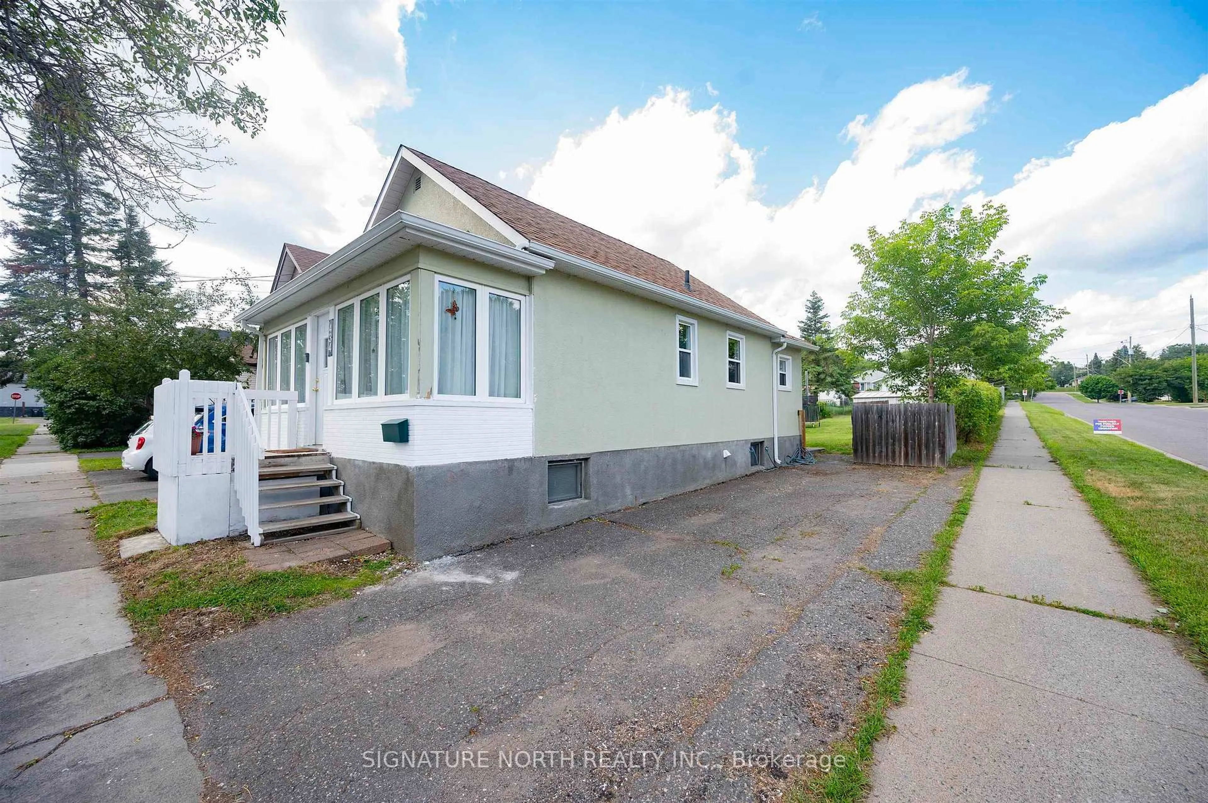A pic from outside/outdoor area/front of a property/back of a property/a pic from drone, street for 434 Queen Street, Thunder Bay Ontario P7B 2K6