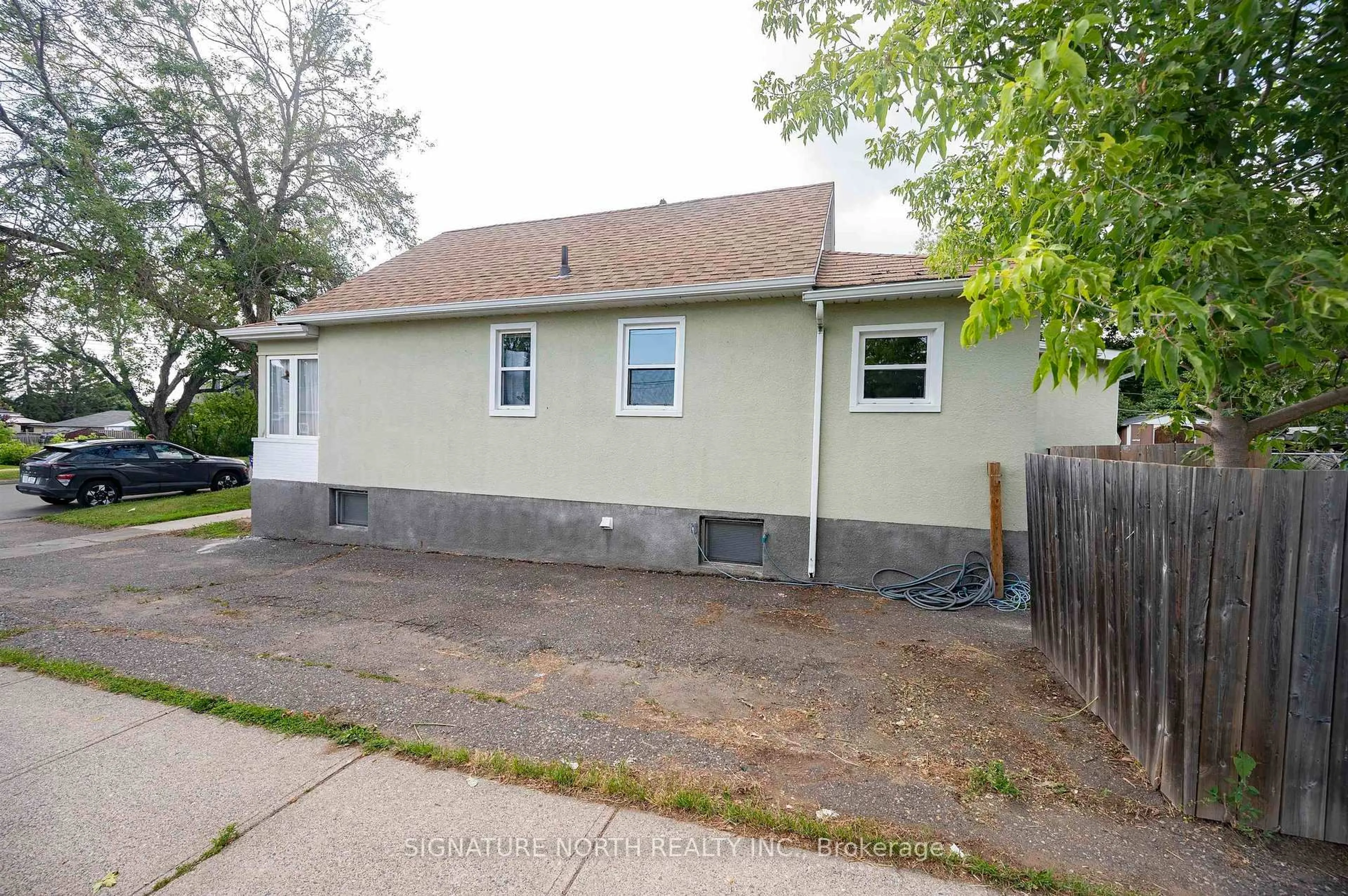 Home with vinyl exterior material, street for 434 Queen Street, Thunder Bay Ontario P7B 2K6