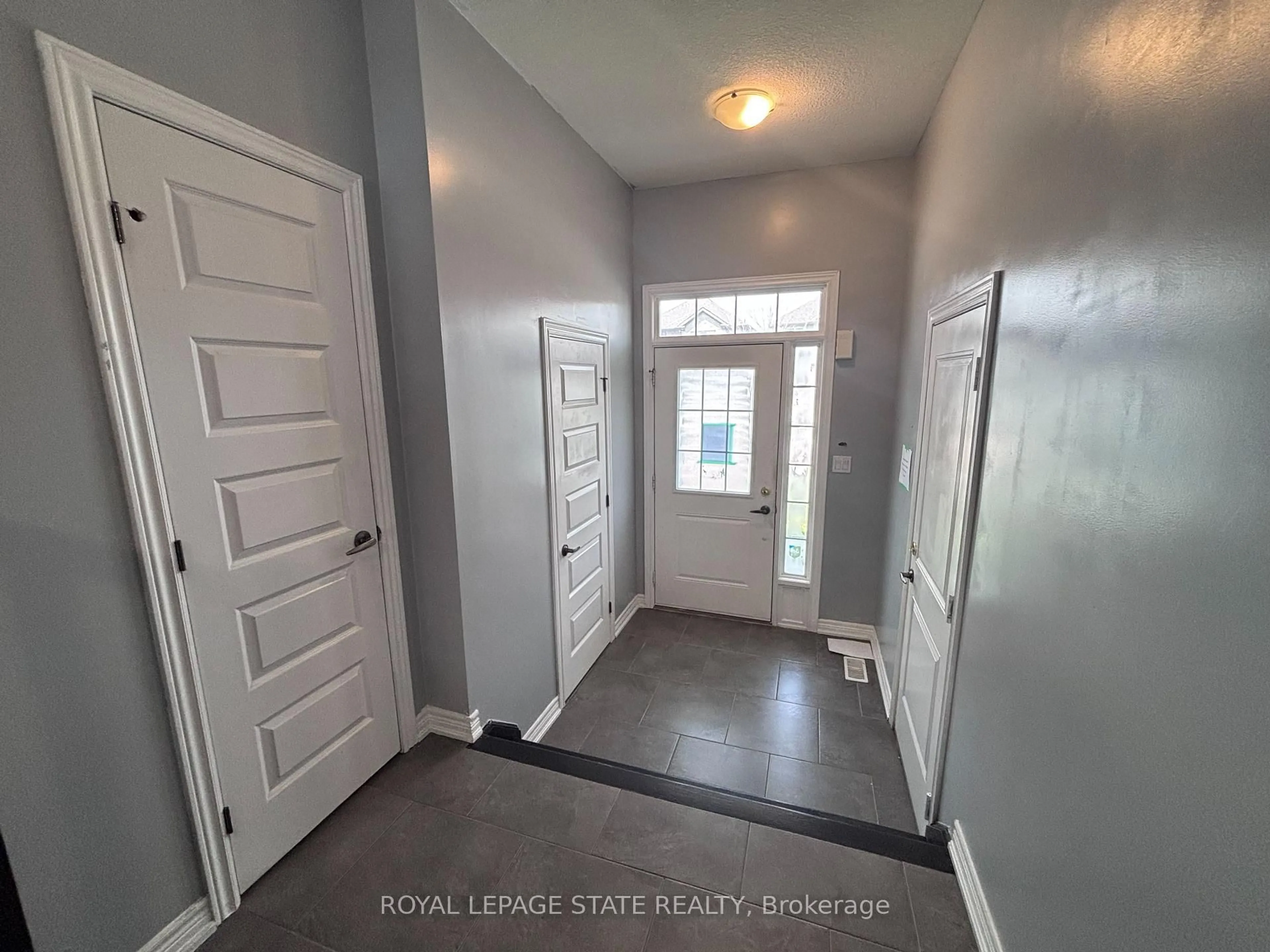 Indoor entryway for 71 Fairgrounds Dr, Hamilton Ontario L0R 1C0