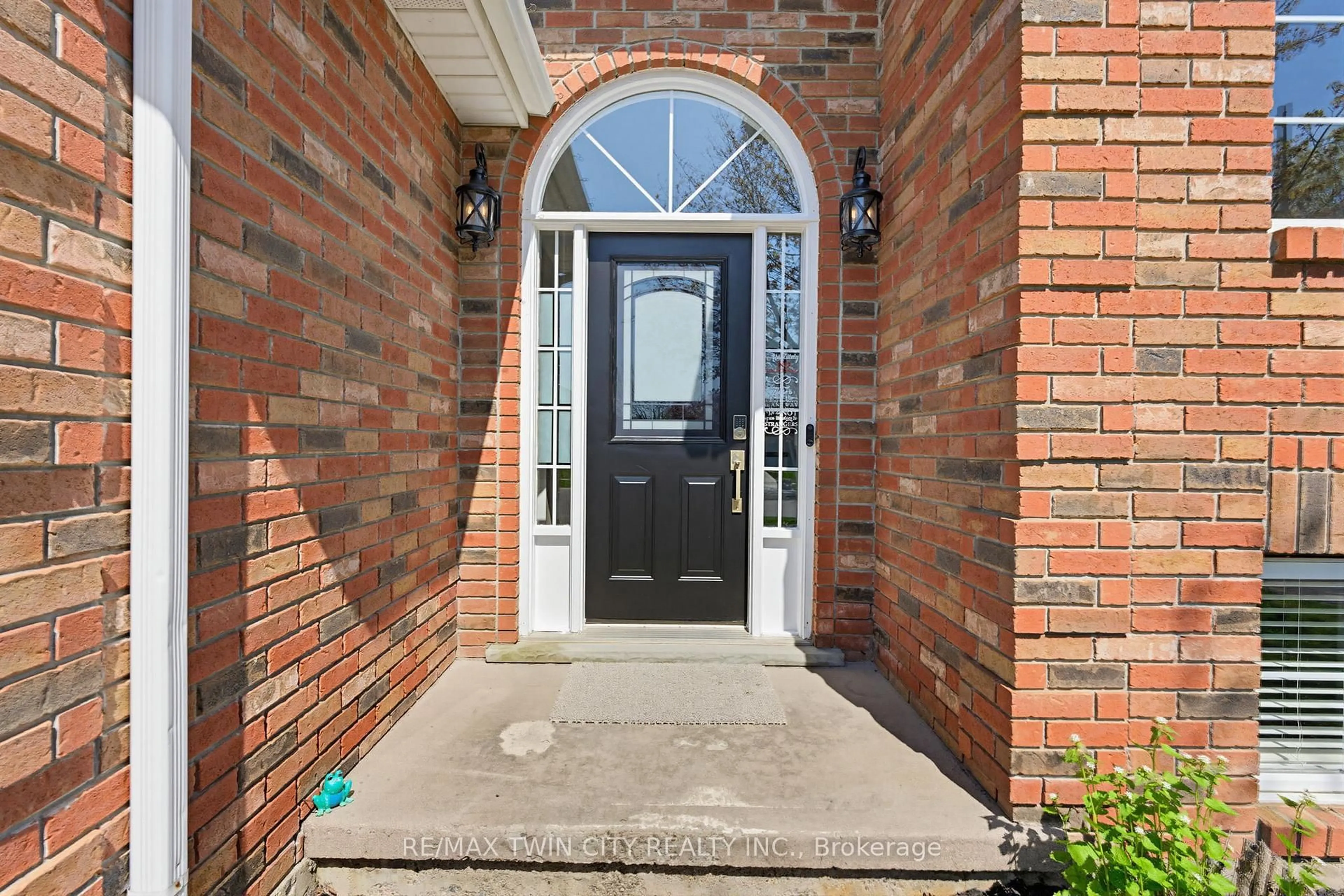 Indoor entryway for 60 St Patrick's Dr, Brantford Ontario N3T 6L4
