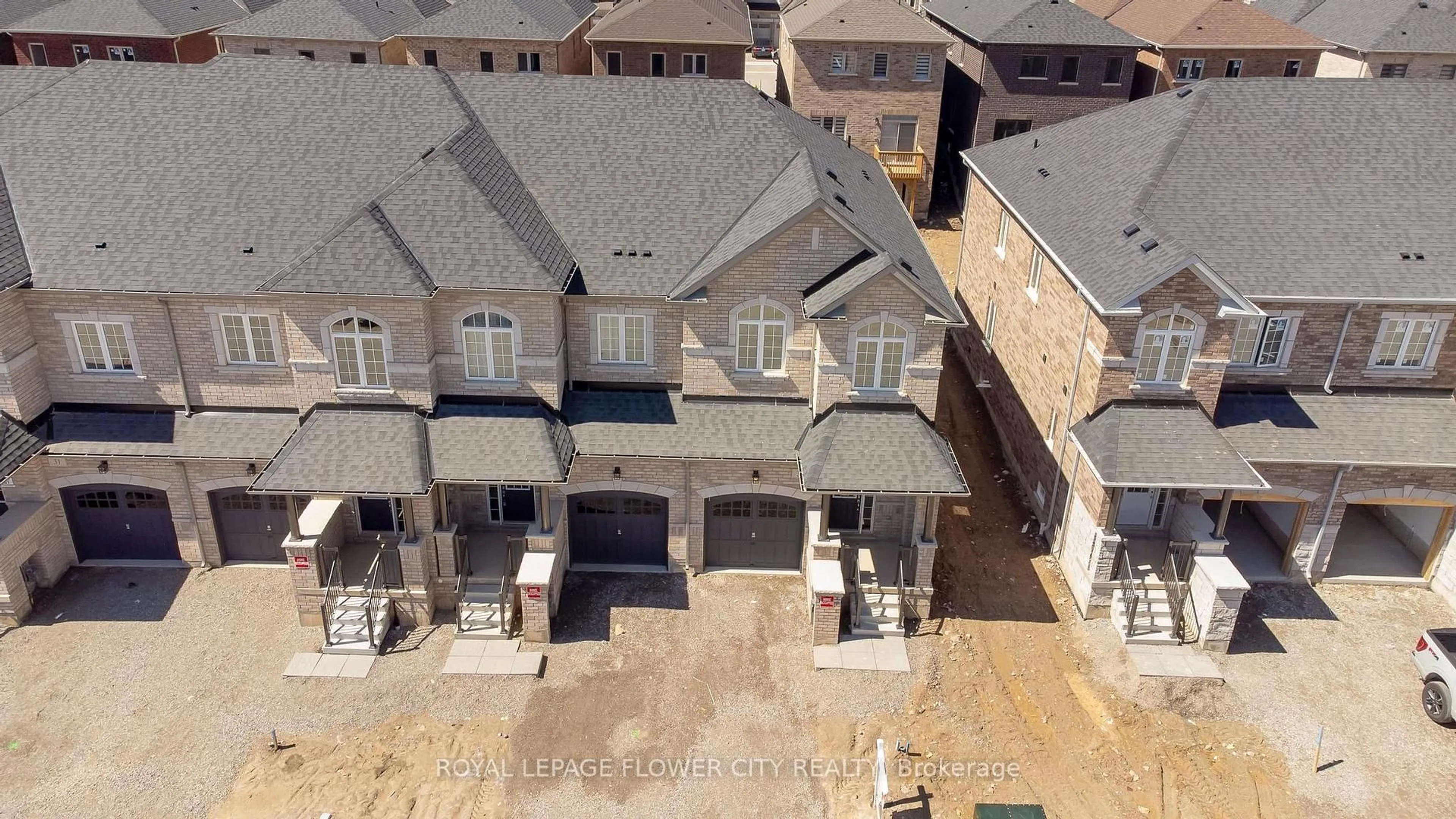 A pic from outside/outdoor area/front of a property/back of a property/a pic from drone, street for 37 Gledhill Cres, Cambridge Ontario N1T 0G4