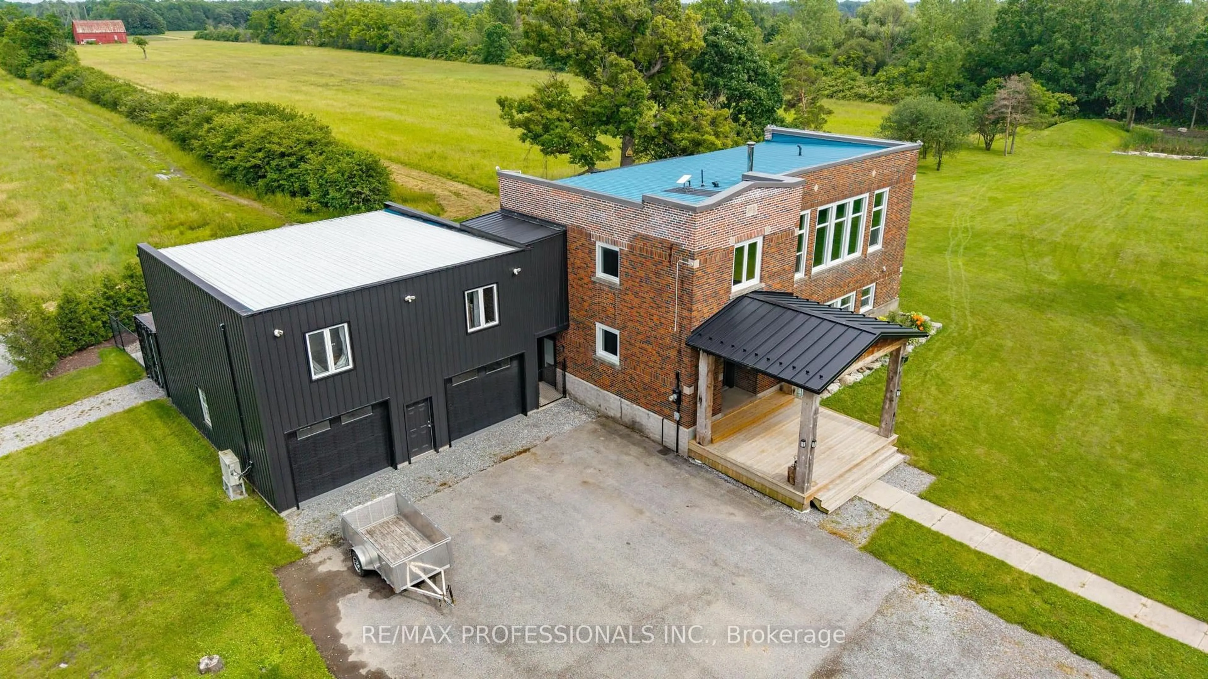 A pic from outside/outdoor area/front of a property/back of a property/a pic from drone, building for 1744 Ridgemount Rd, Fort Erie Ontario L0S 1N0