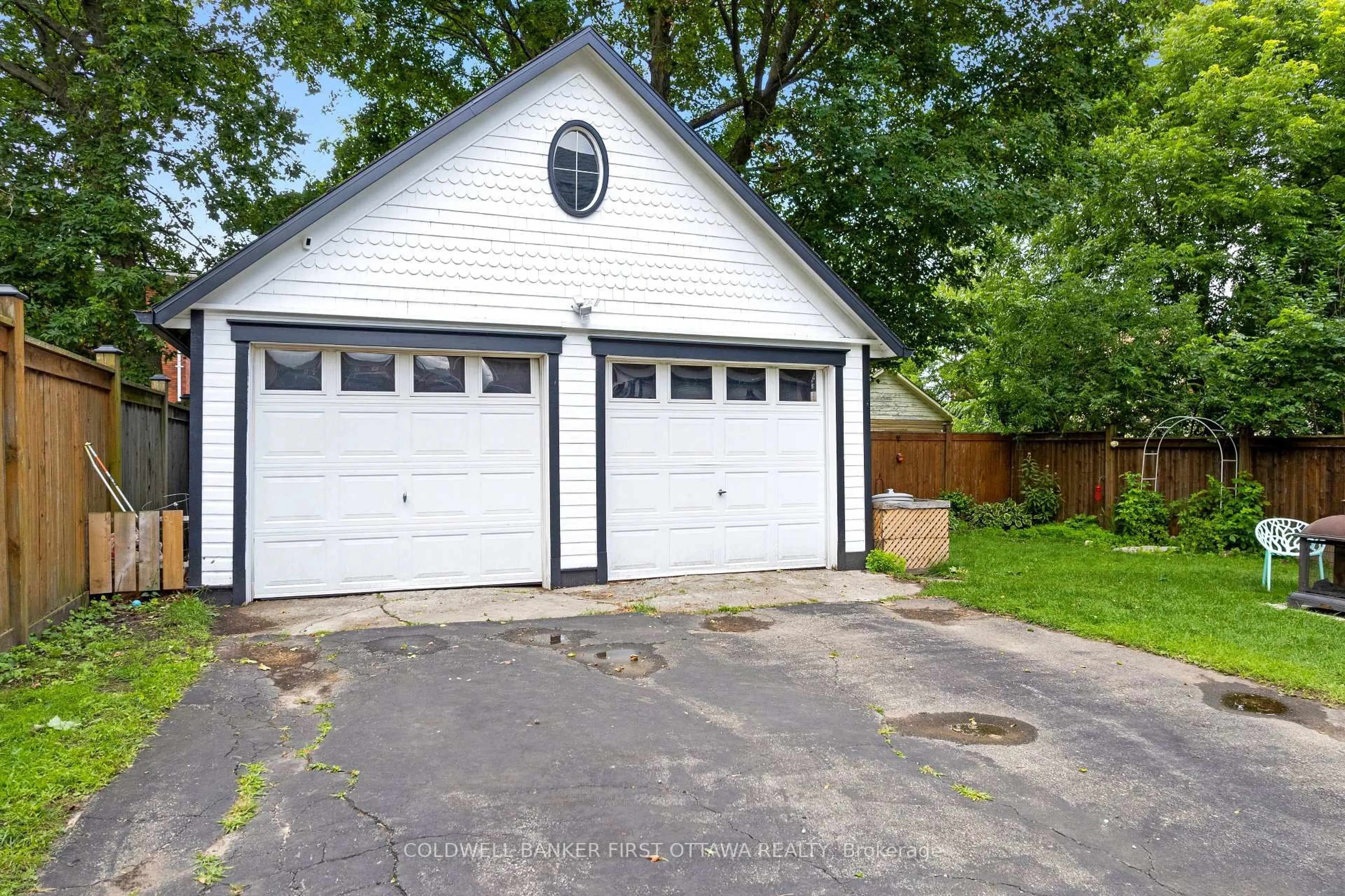 Indoor garage for 20 McEwen Ave, Smiths Falls Ontario K7A 2K4