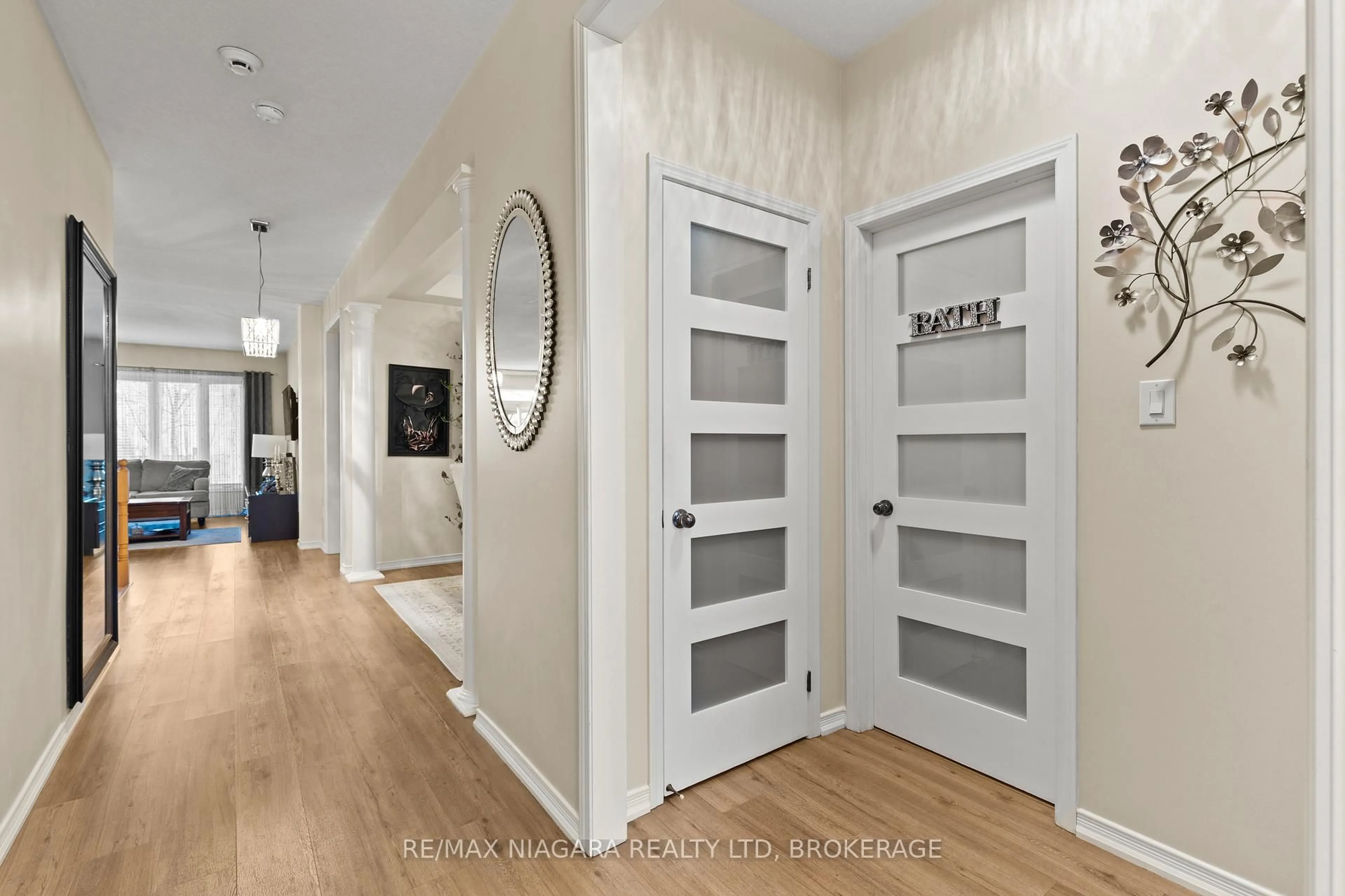 Indoor entryway for 8424 Mulberry Dr, Niagara Falls Ontario L2H 0K4