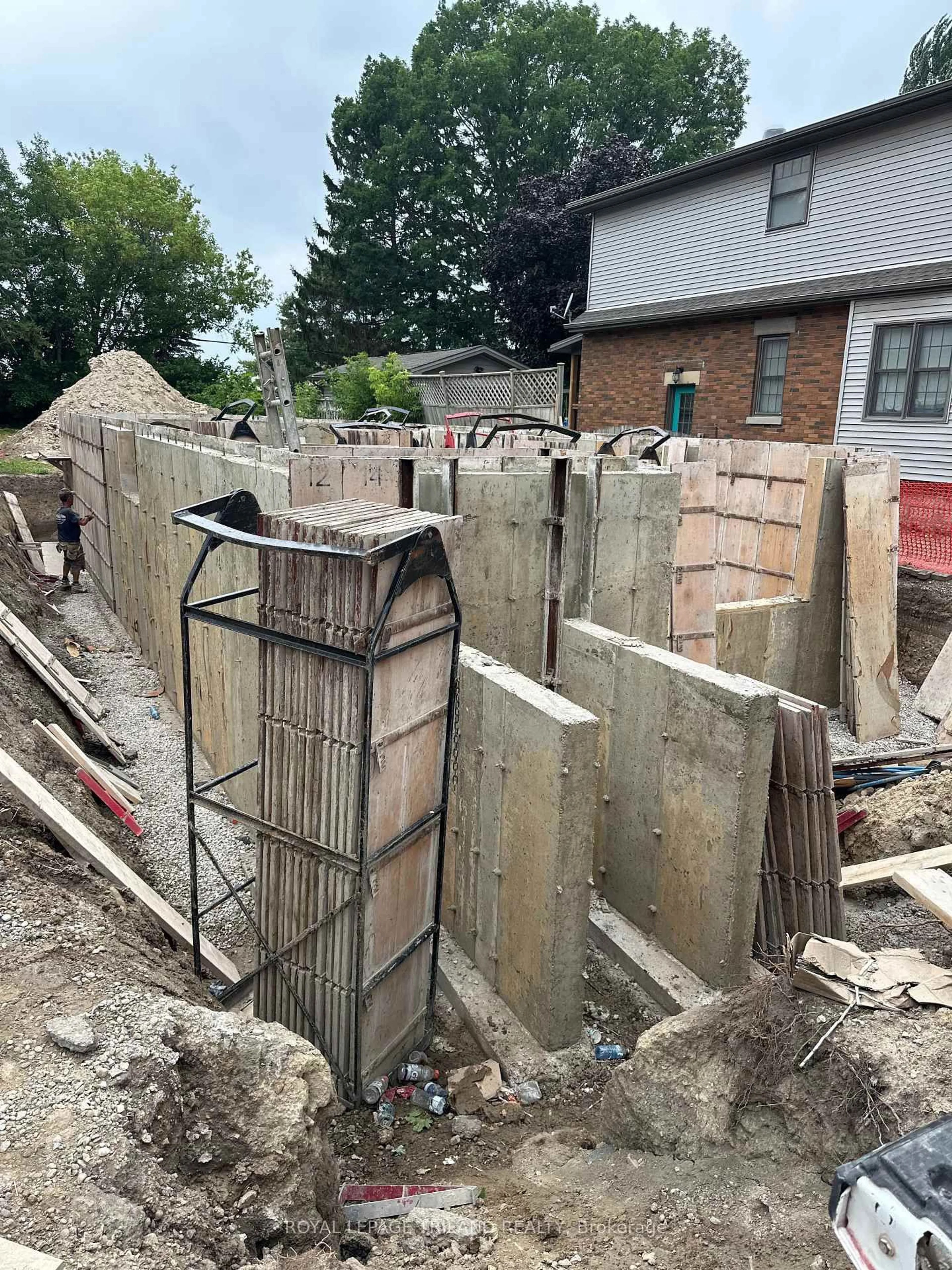 Unknown for 77 Sterling St, London East Ontario N5Y 1Y6