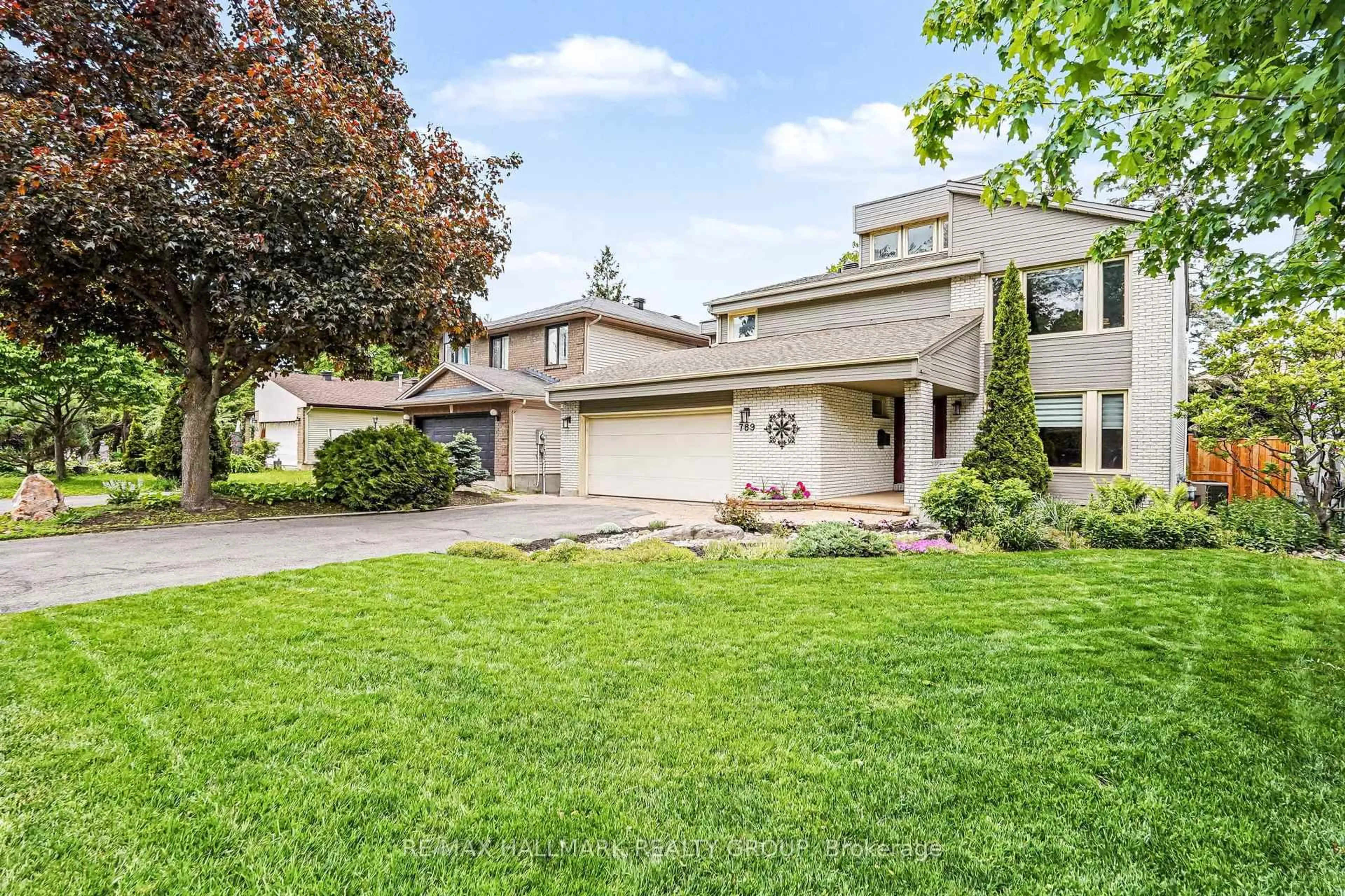 Home with vinyl exterior material, street for 789 Mooneys Bay Pl, Ottawa Ontario K1V 9X1