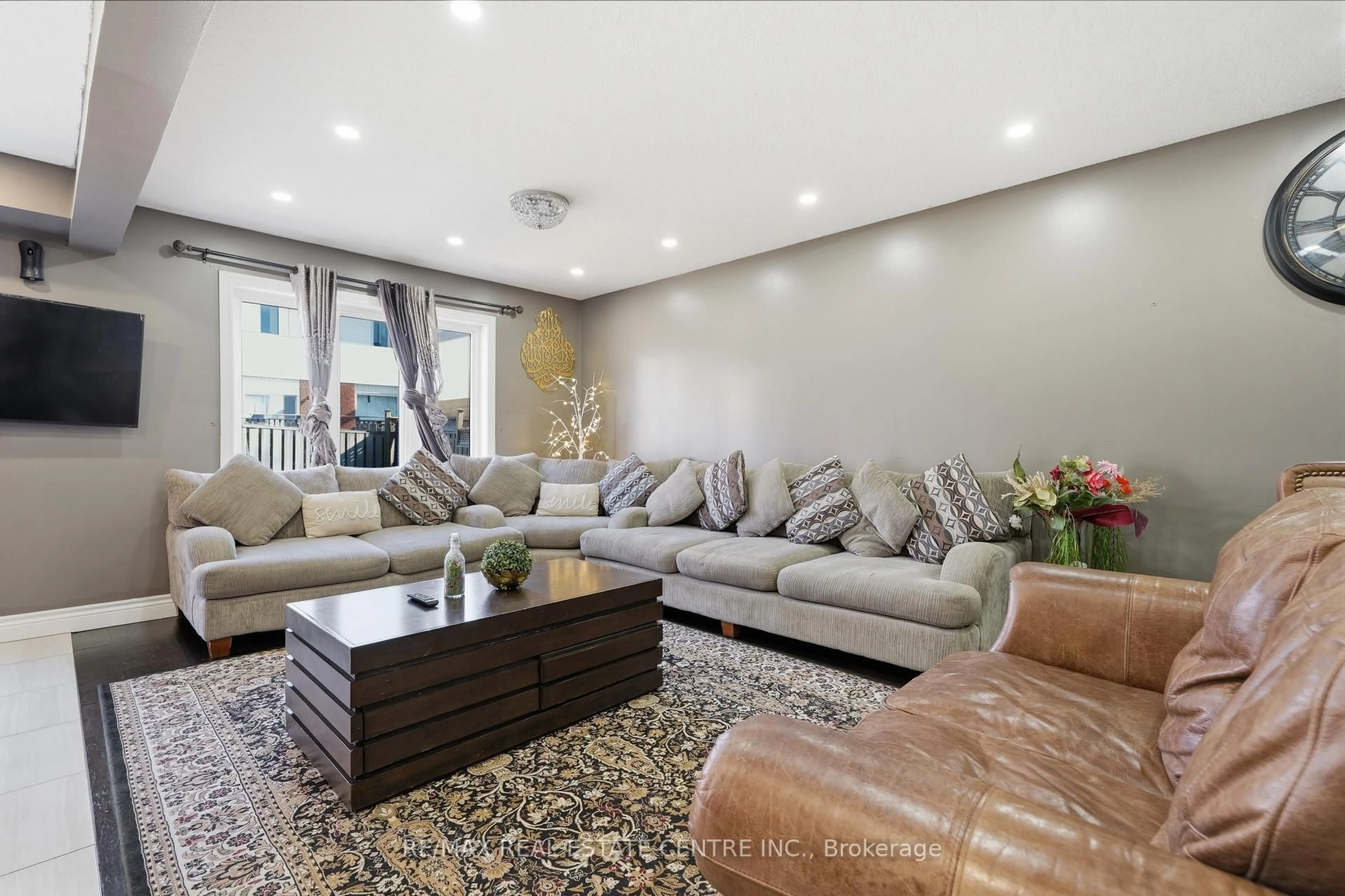 Living room with furniture, unknown for 110 Green Gate Blvd, Cambridge Ontario N1T 2E2