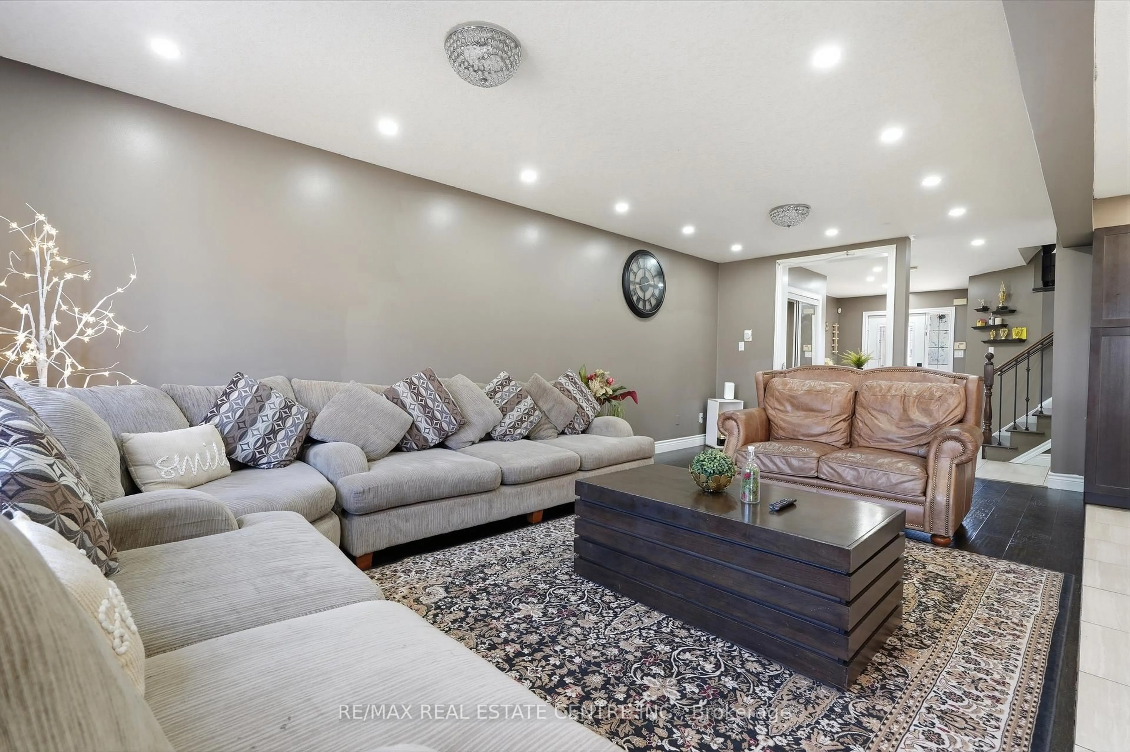 Living room with furniture, unknown for 110 Green Gate Blvd, Cambridge Ontario N1T 2E2