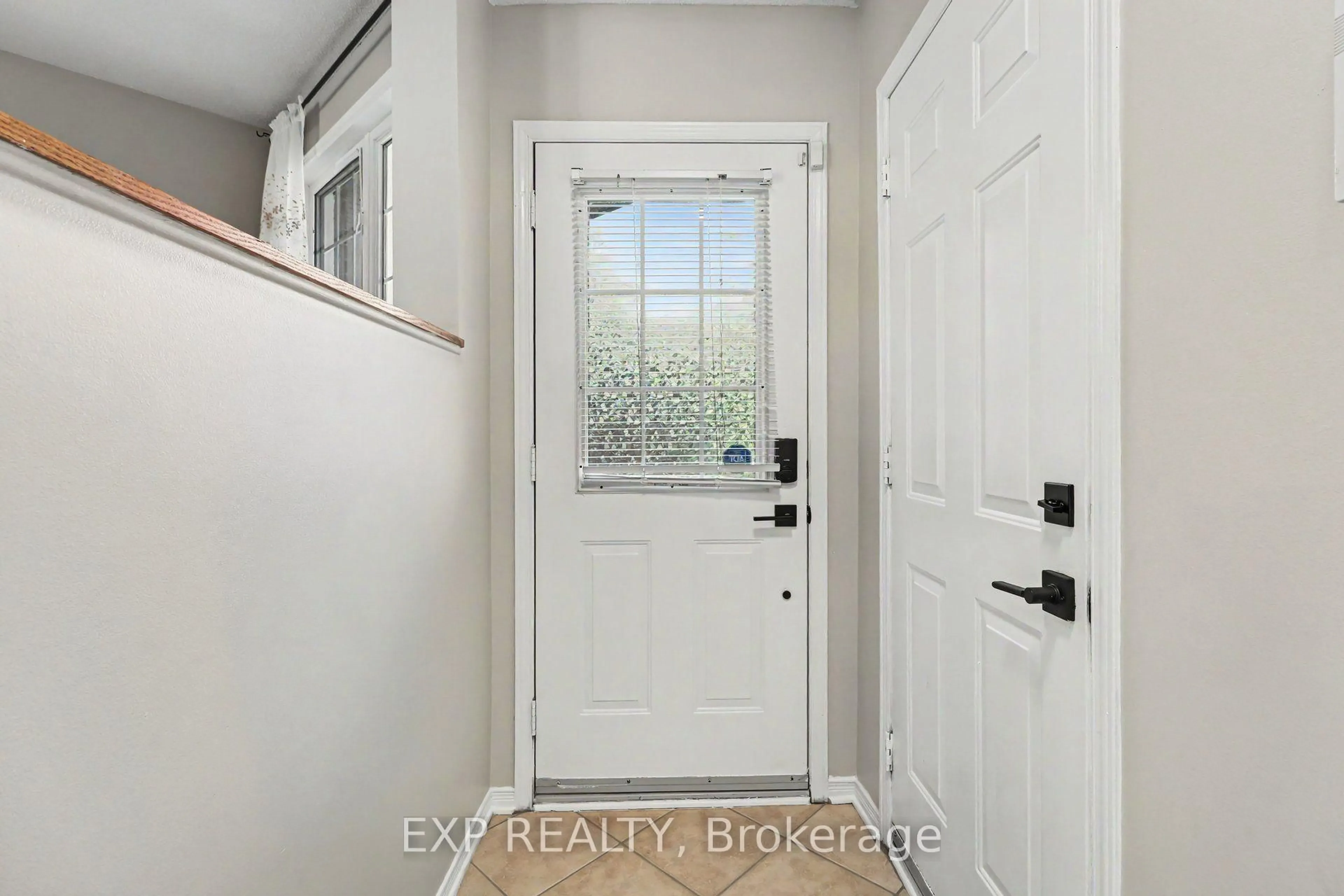 Indoor entryway for 203 Duntroon Circ, Ottawa Ontario K1T 4C9