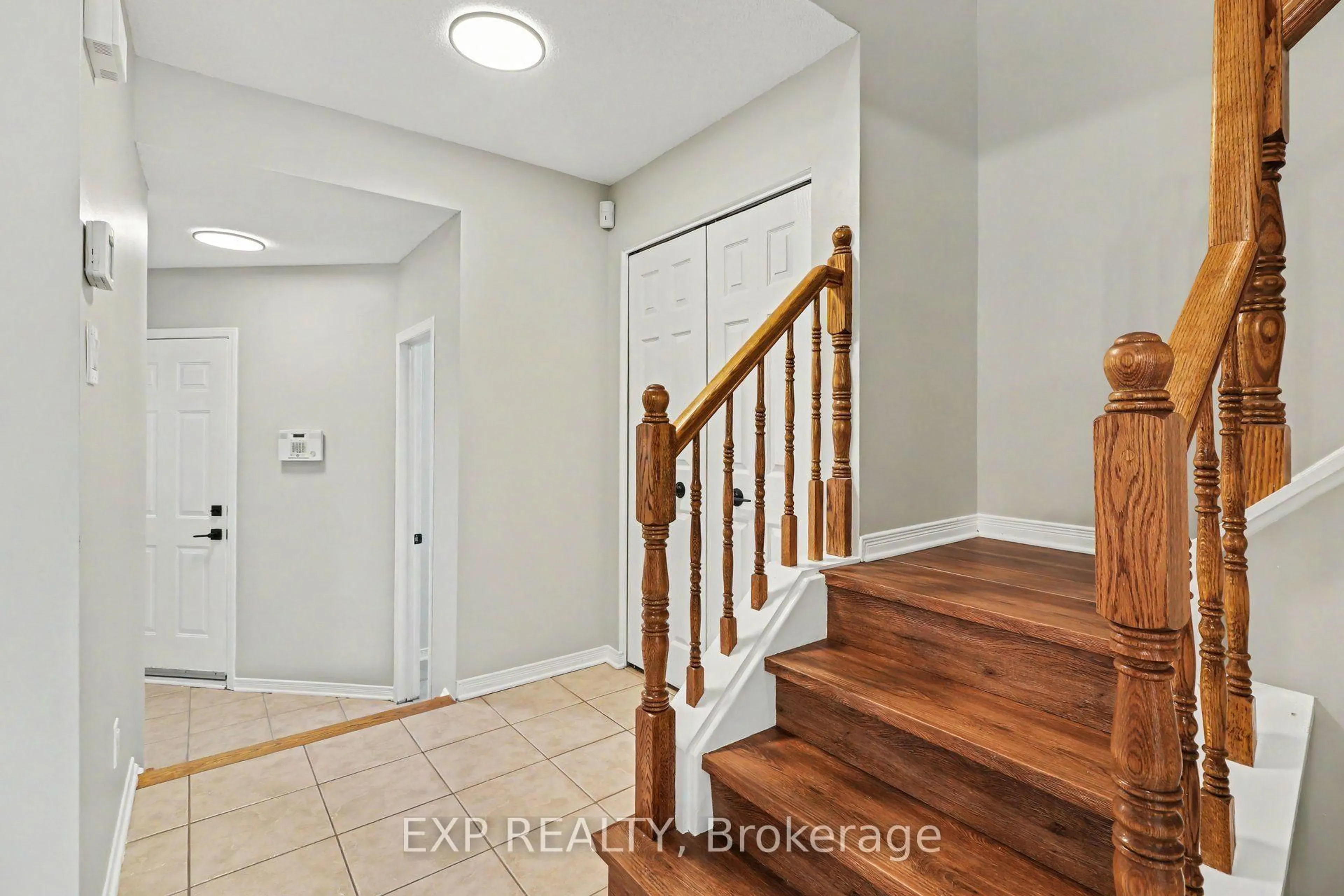 Indoor entryway for 203 Duntroon Circ, Ottawa Ontario K1T 4C9