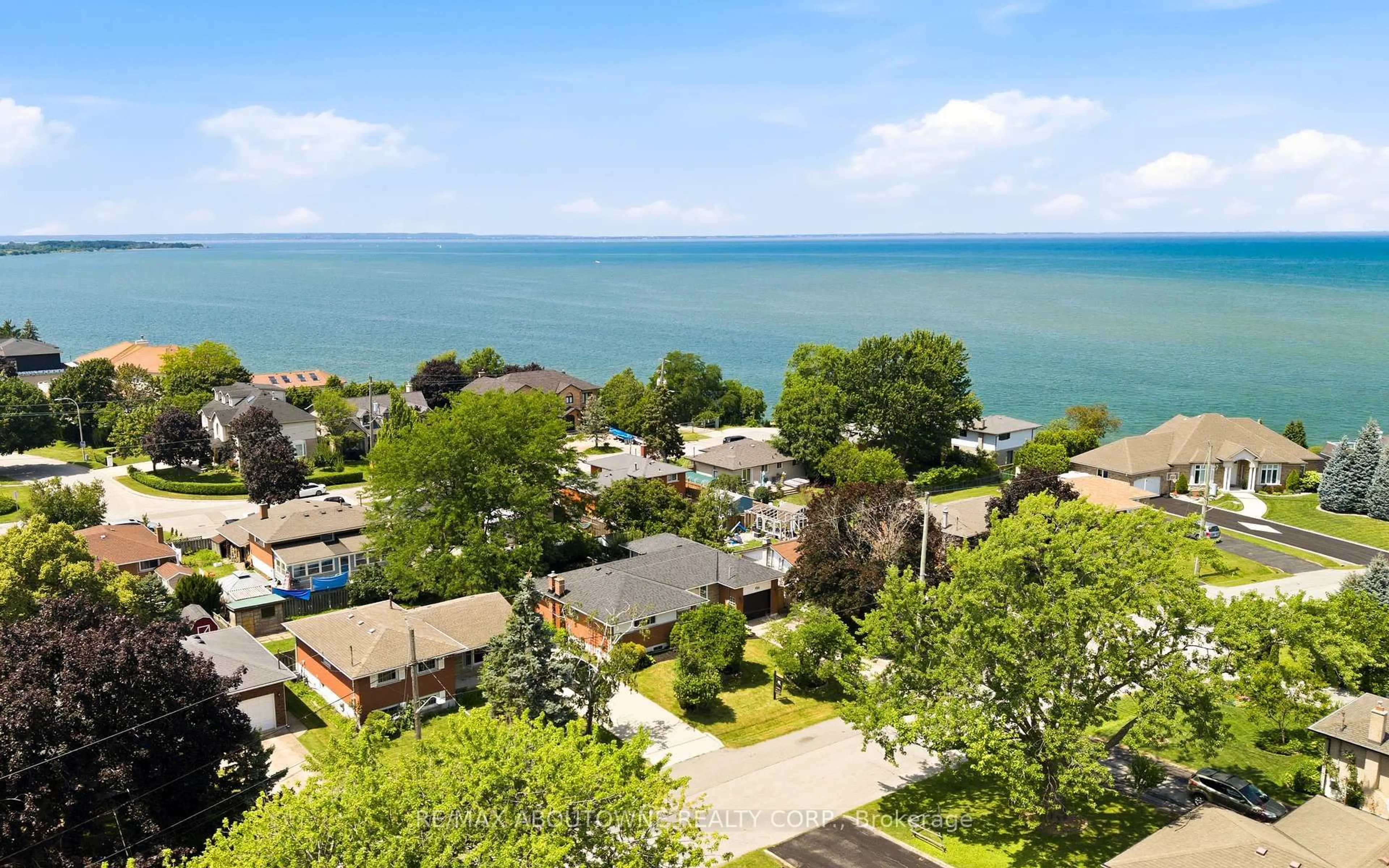 A pic from outside/outdoor area/front of a property/back of a property/a pic from drone, water/lake/river/ocean view for 154 Lakeside Dr, Grimsby Ontario L3M 2L5