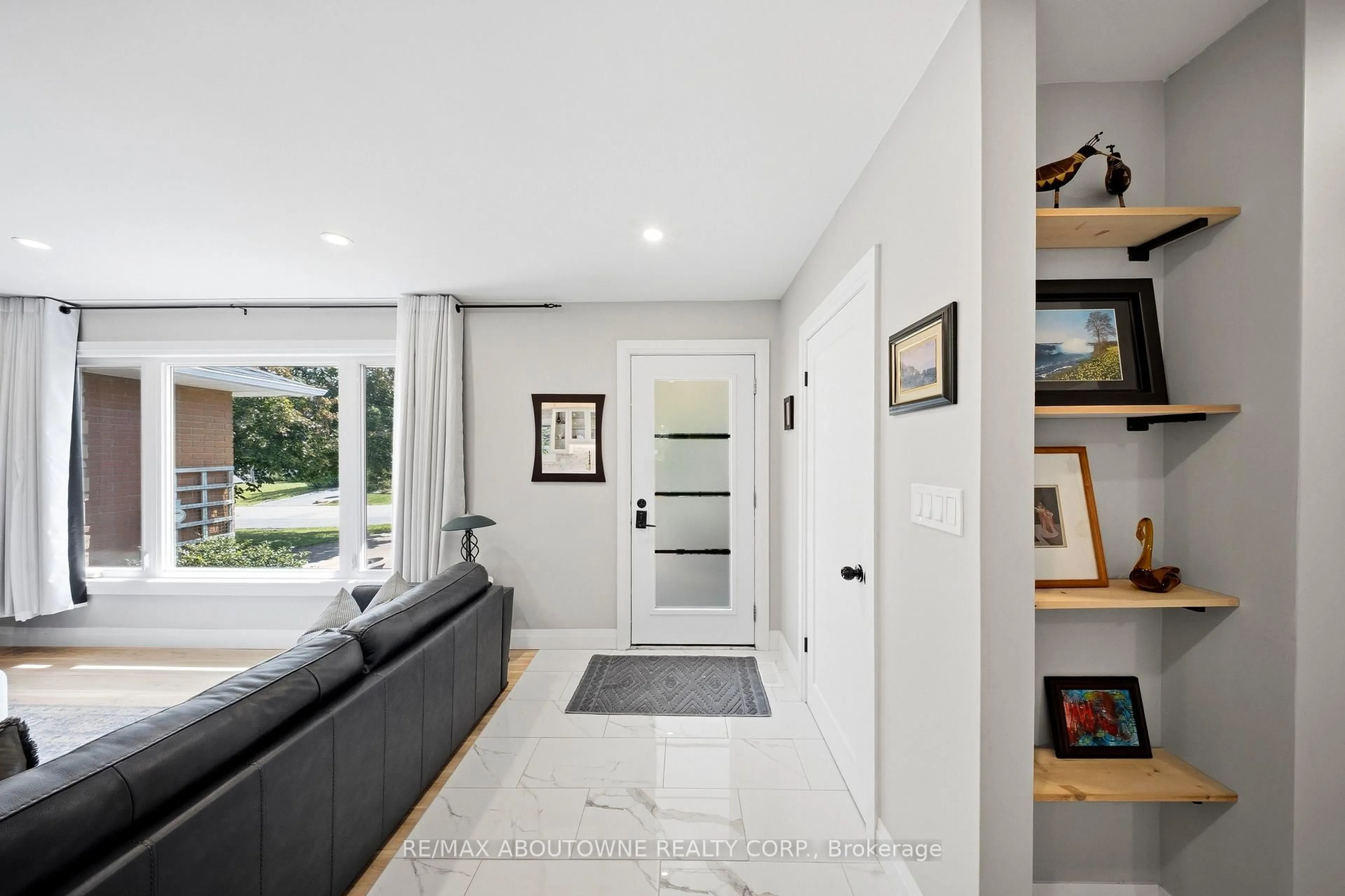 Indoor entryway for 154 Lakeside Dr, Grimsby Ontario L3M 2L5