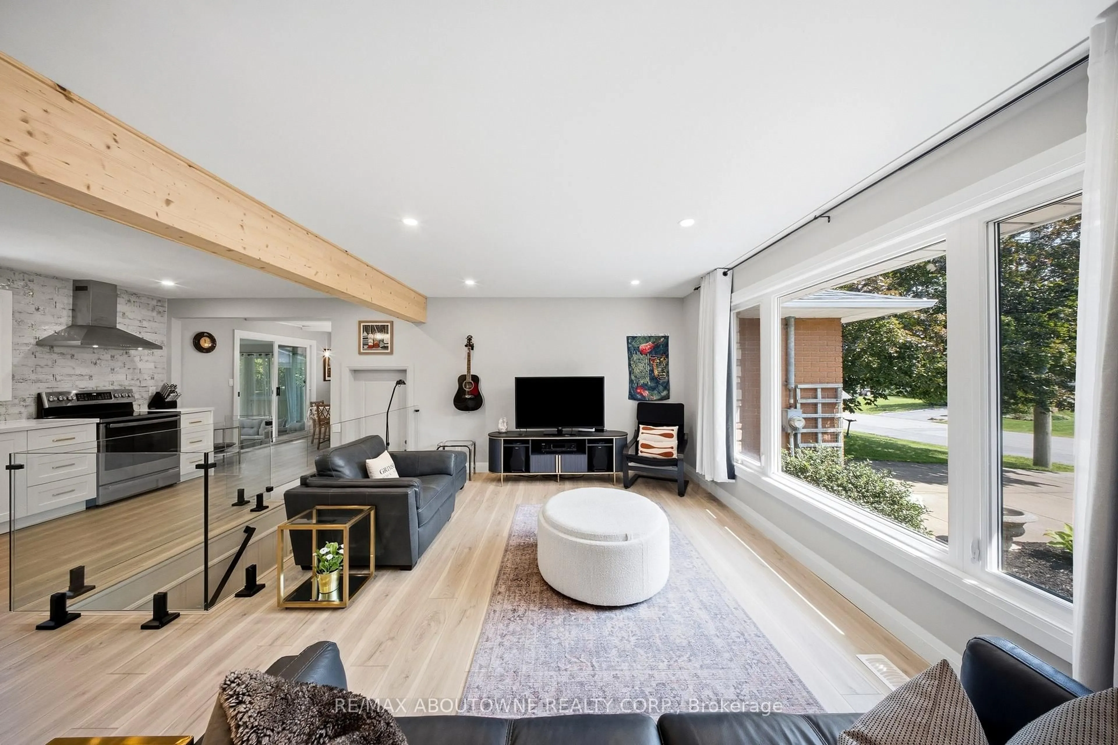 Living room with furniture, unknown for 154 Lakeside Dr, Grimsby Ontario L3M 2L5