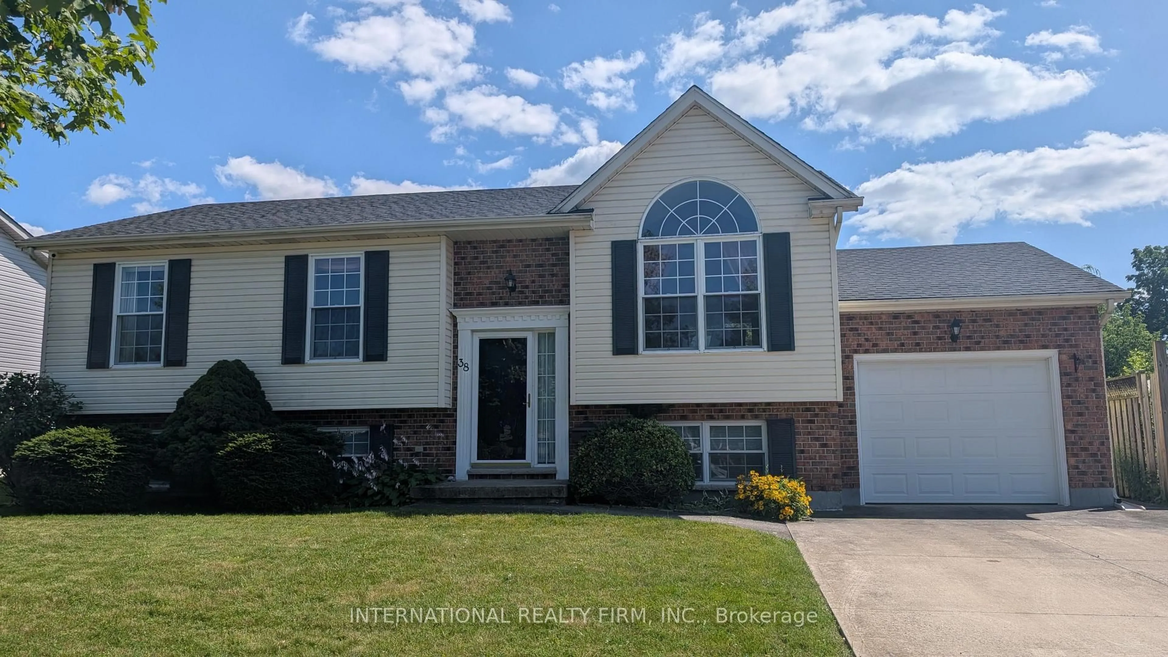 Home with vinyl exterior material, street for 38 Windle Village Cres, Thorold Ontario L2V 4Z6