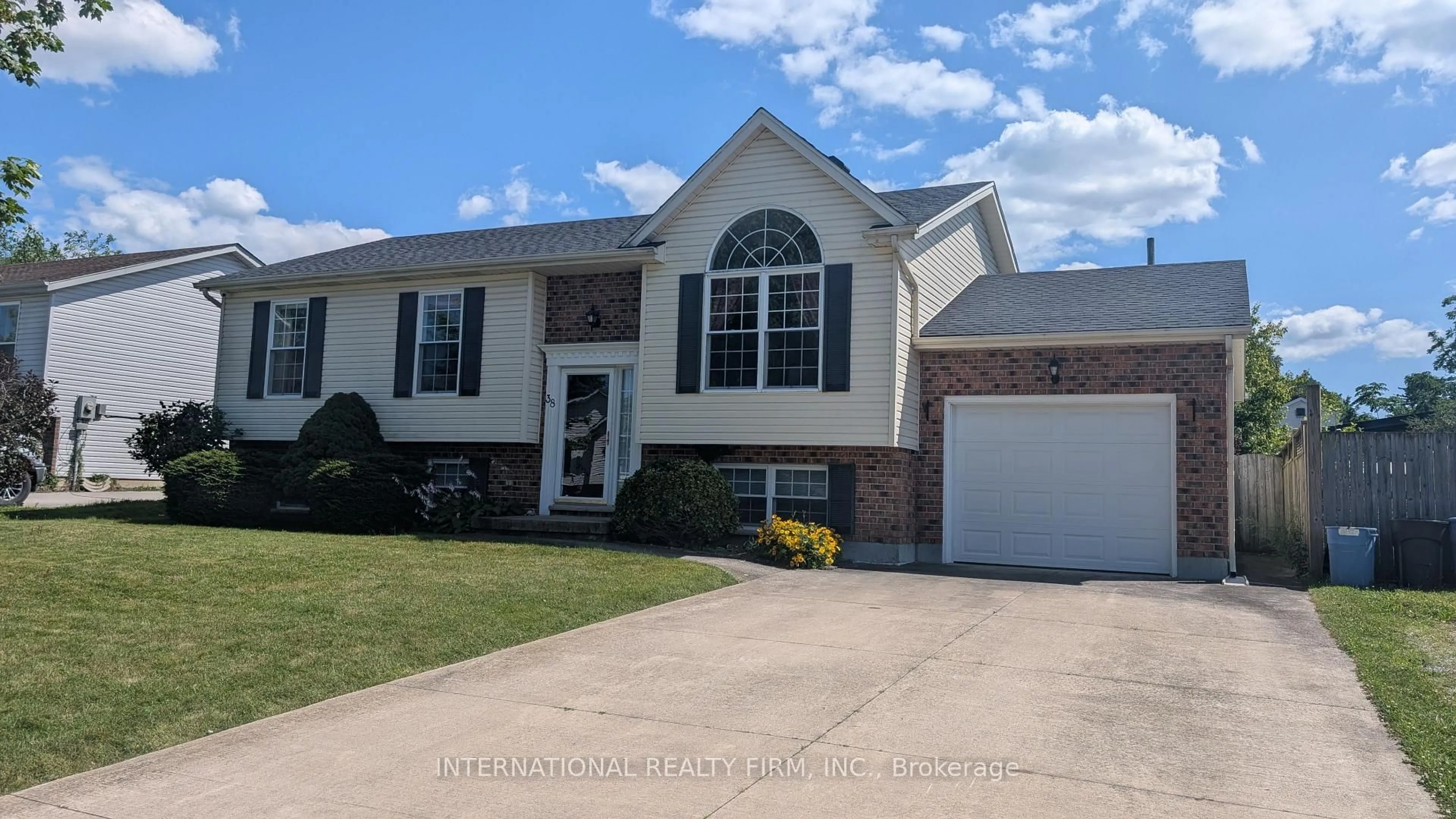 Home with vinyl exterior material, street for 38 Windle Village Cres, Thorold Ontario L2V 4Z6