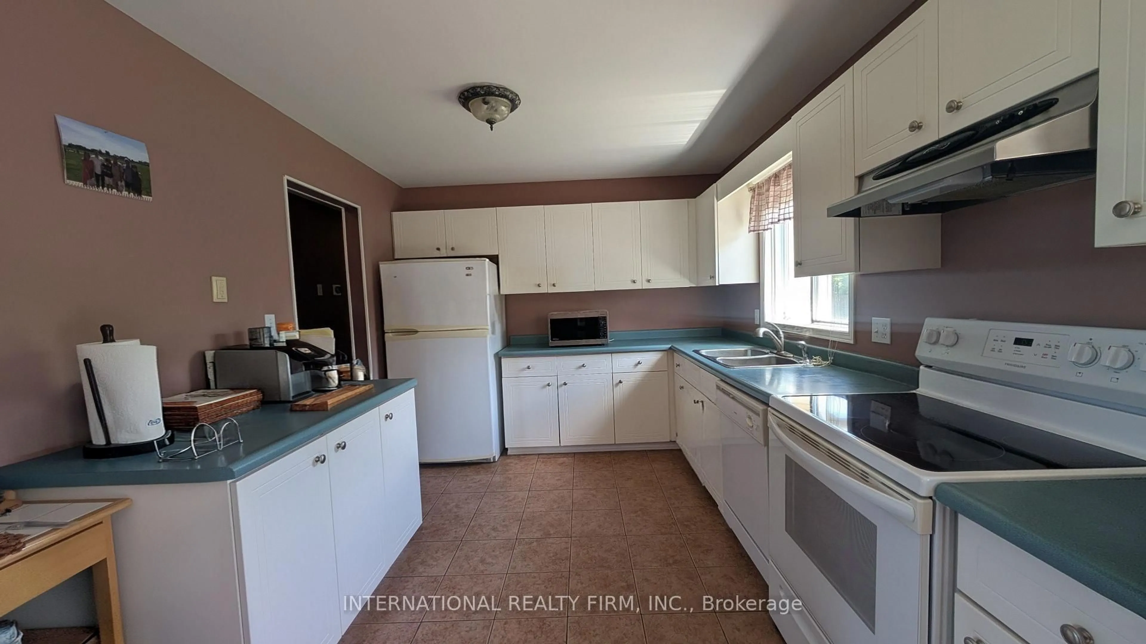 Standard kitchen, ceramic/tile floor for 38 Windle Village Cres, Thorold Ontario L2V 4Z6