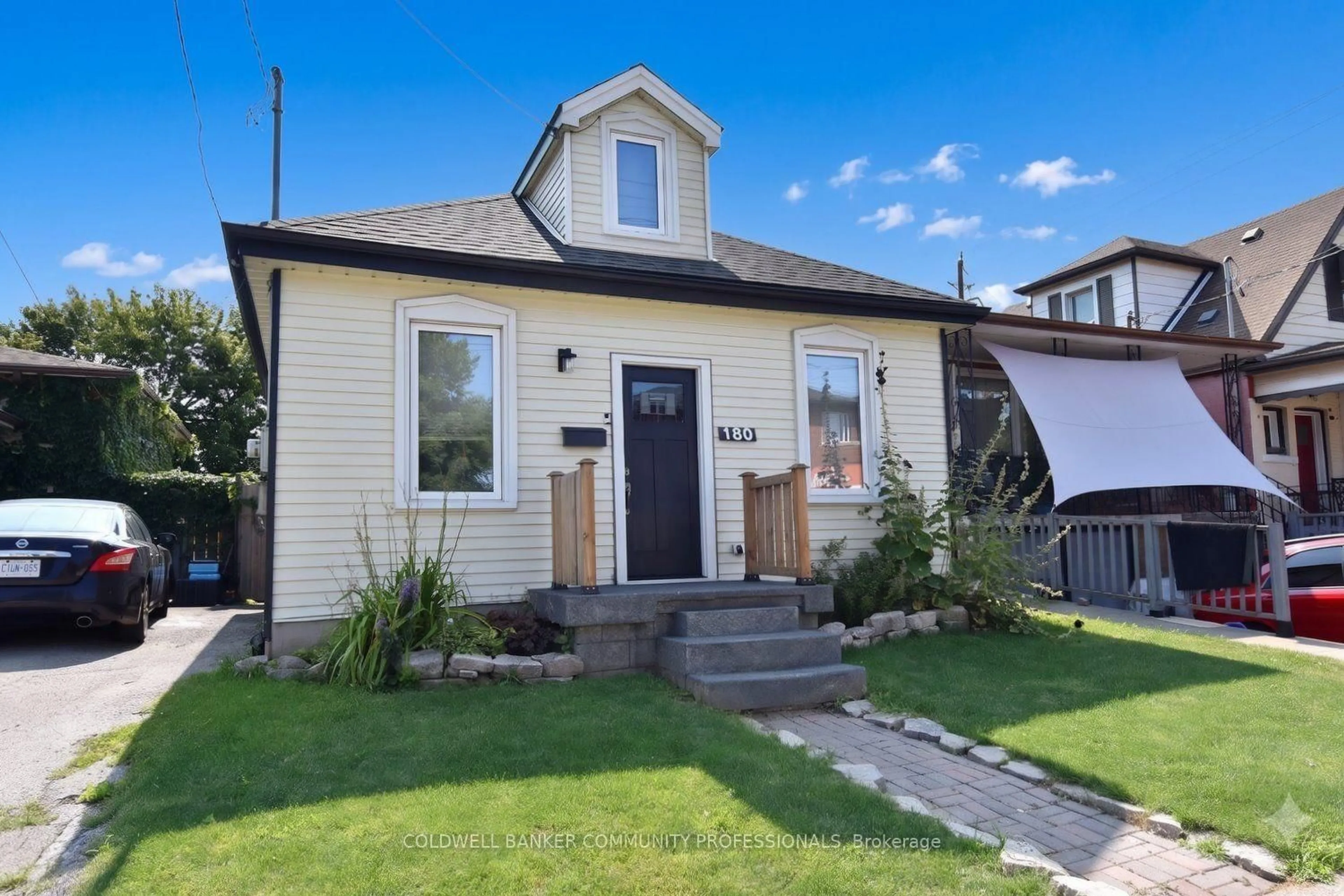 Home with vinyl exterior material, street for 180 Province St, Hamilton Ontario L8H 4H8
