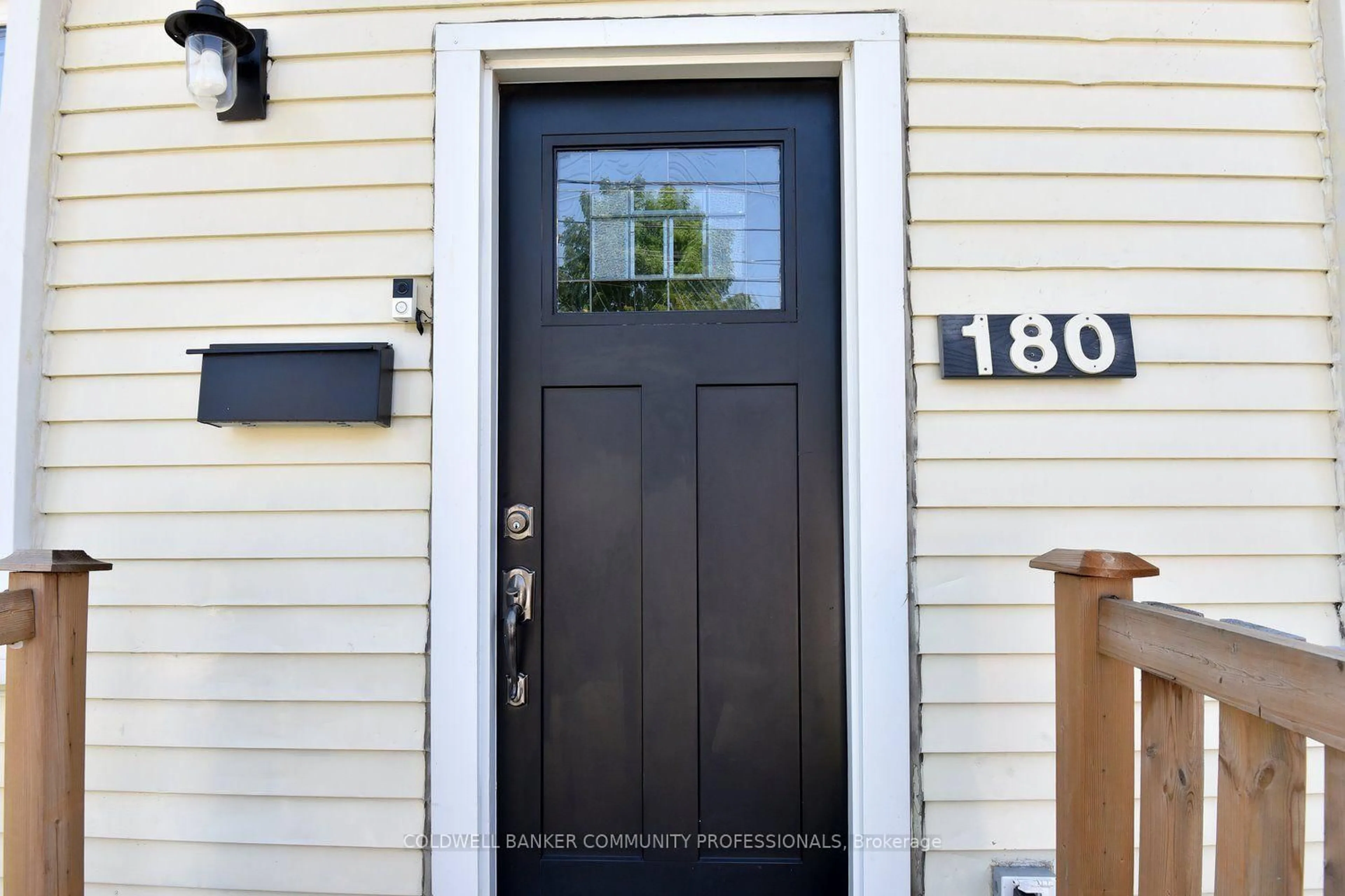 Indoor entryway for 180 Province St, Hamilton Ontario L8H 4H8