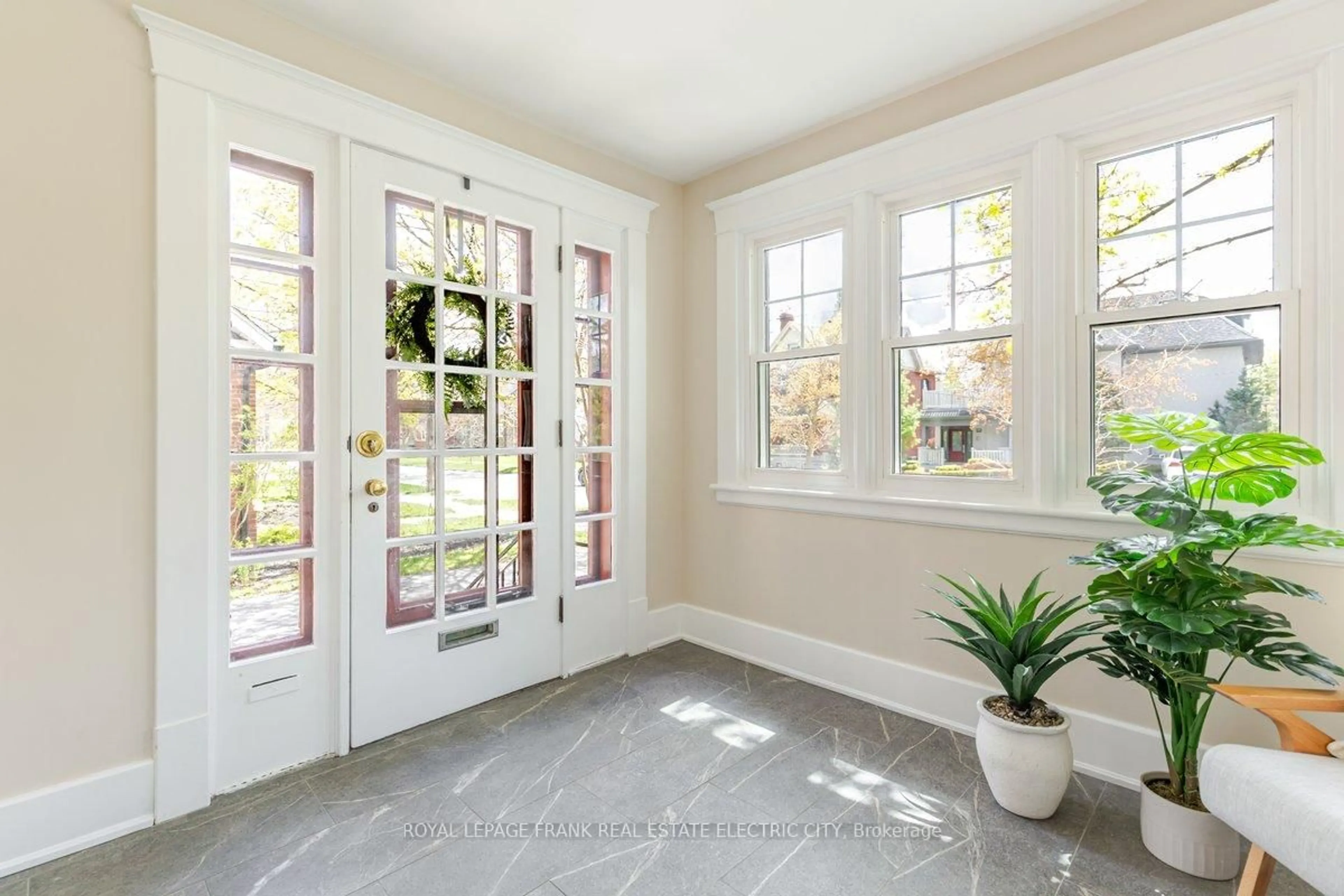 Indoor entryway for 520 Homewood Ave, Peterborough Ontario K9H 2N3