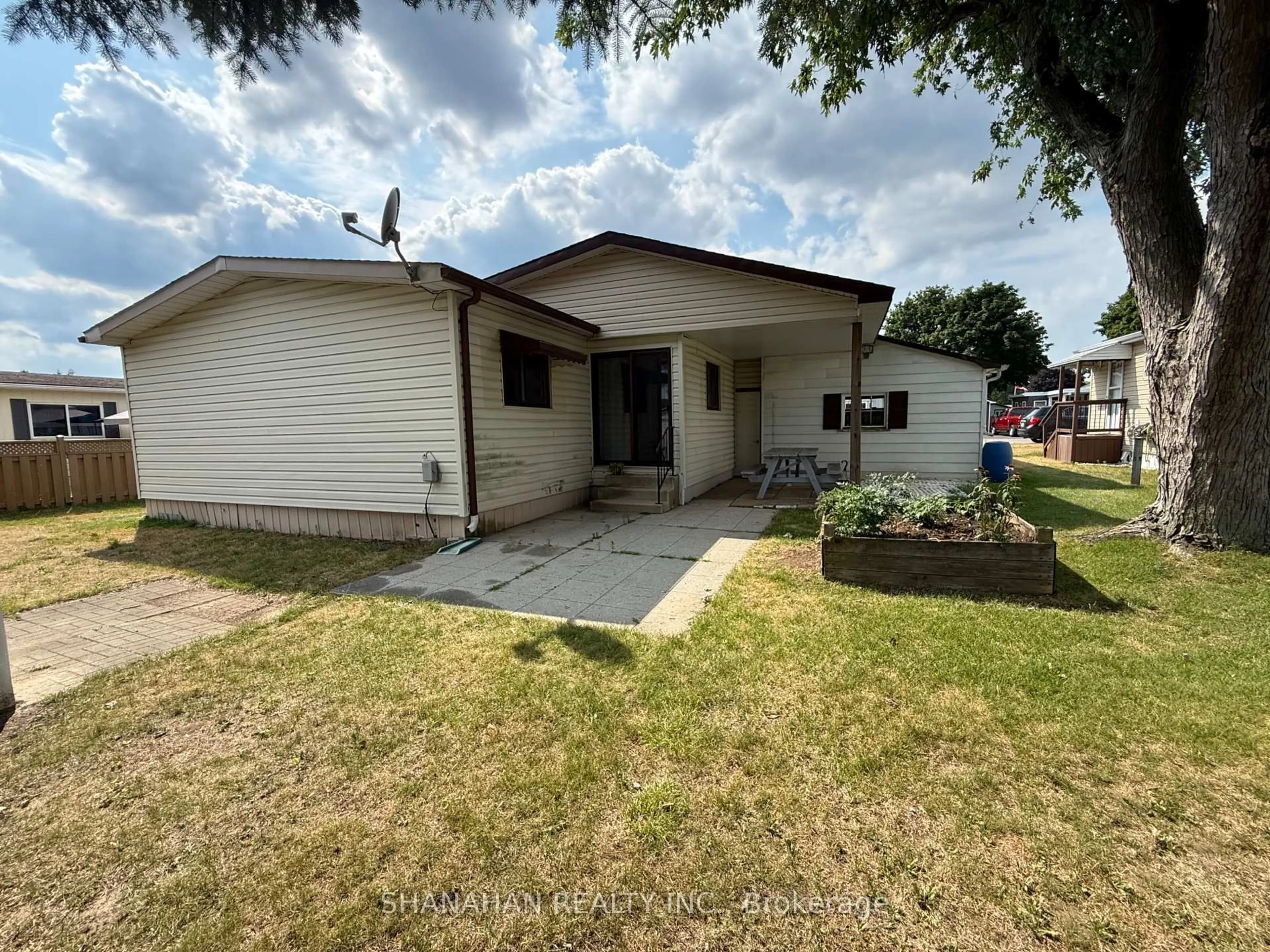 A pic from outside/outdoor area/front of a property/back of a property/a pic from drone, street for 10 Velma St, Strathroy-Caradoc Ontario N7G 3L3