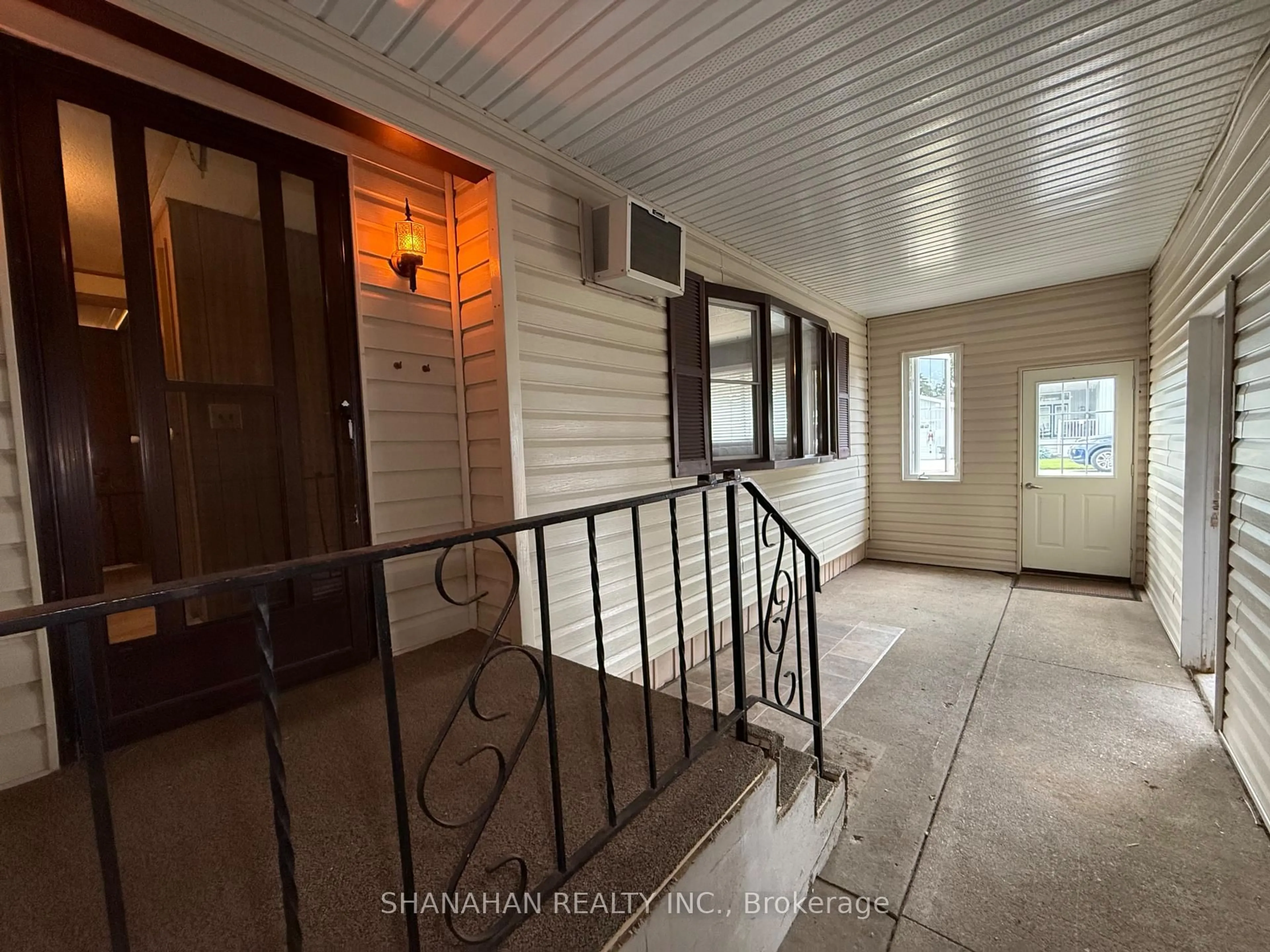 Indoor entryway for 10 Velma St, Strathroy-Caradoc Ontario N7G 3L3