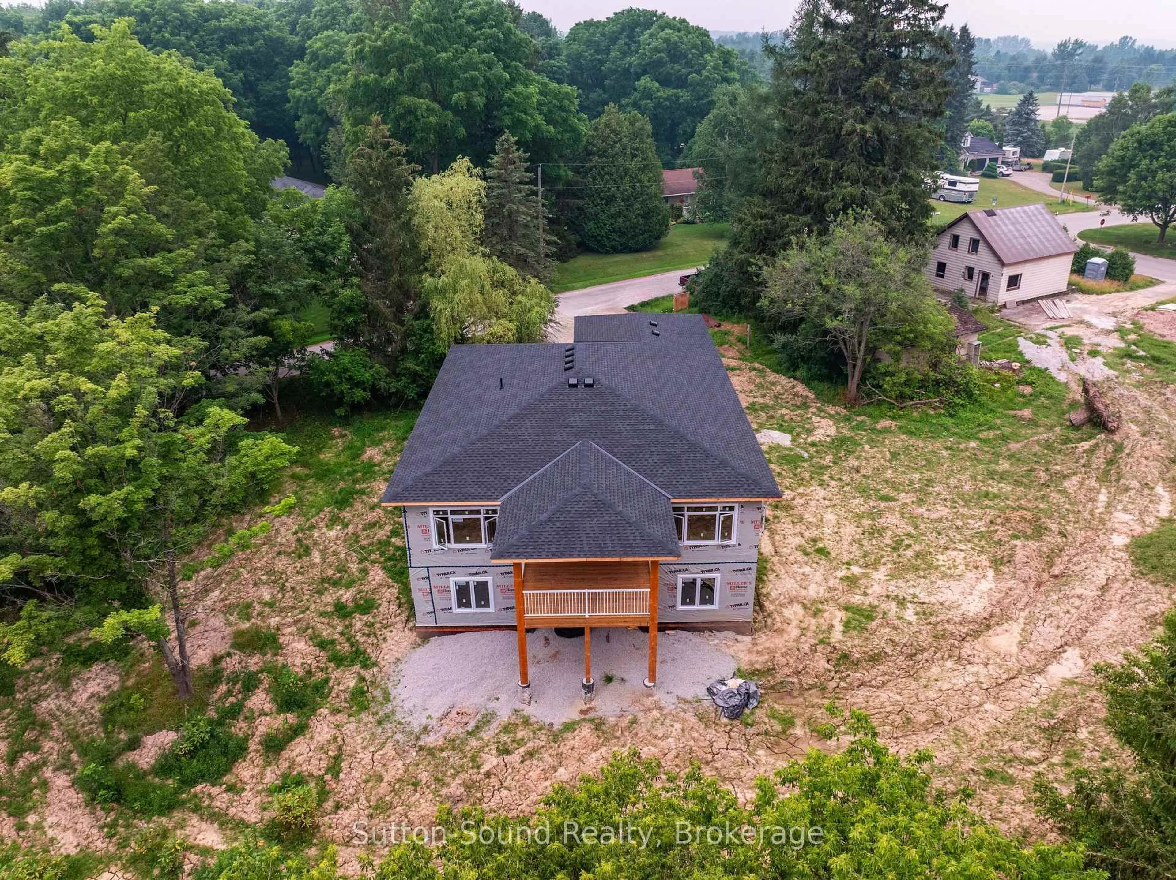 A pic from outside/outdoor area/front of a property/back of a property/a pic from drone, unknown for 791 23rd St, Owen Sound Ontario N4K 4H4