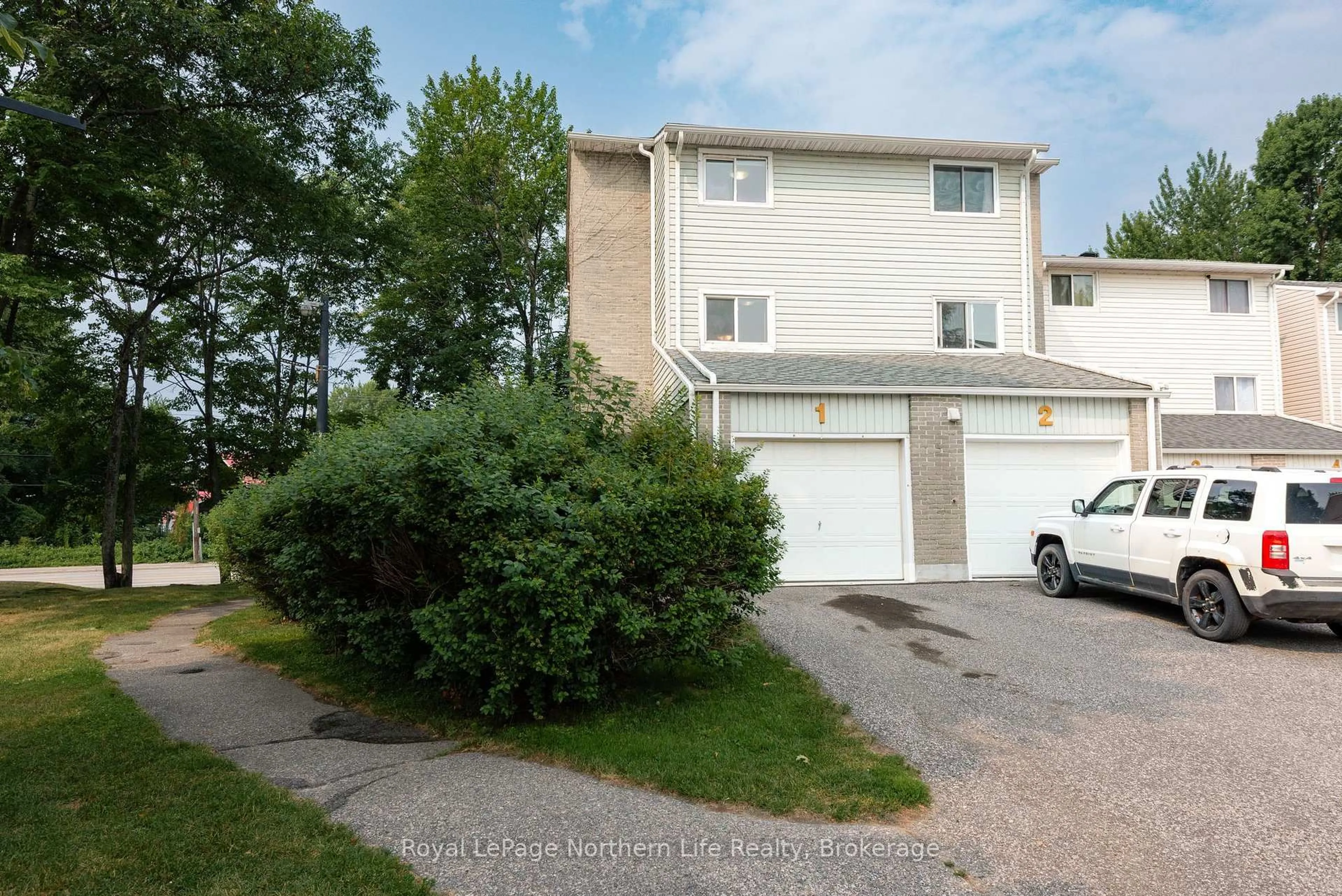 A pic from outside/outdoor area/front of a property/back of a property/a pic from drone, street for 644 Lakeshore Dr #1, North Bay Ontario P1A 3N6