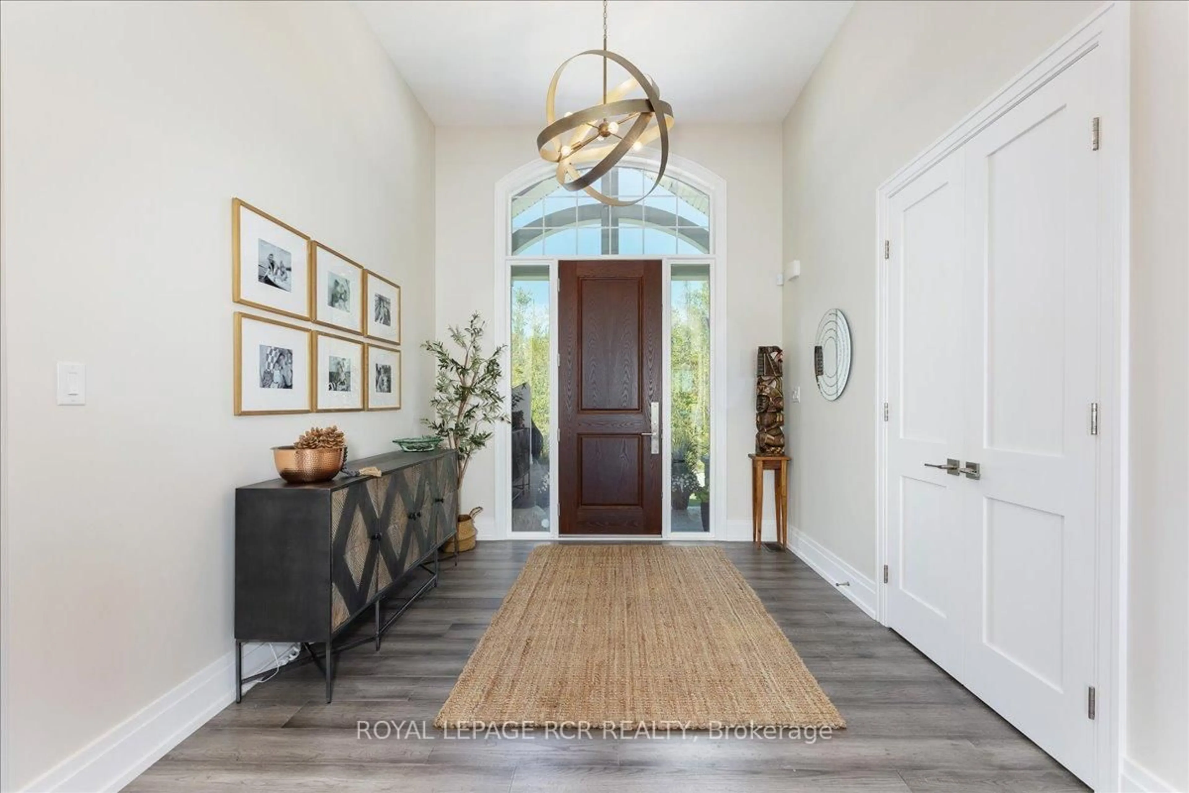 Indoor entryway for 3 Nipigon St, Kawartha Lakes Ontario K0M 1N0